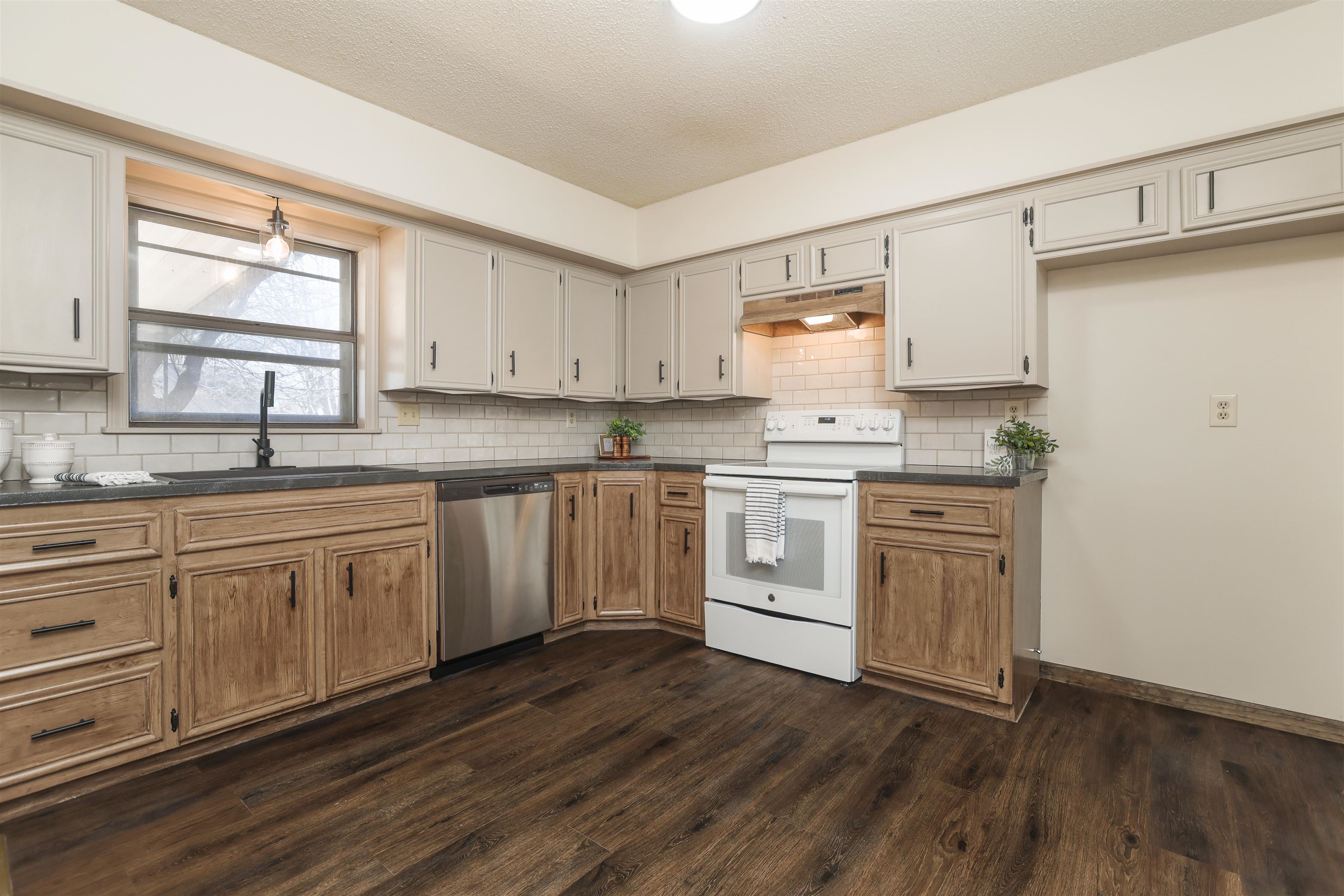 1513 E Maple St, Derby, Kansas image 13