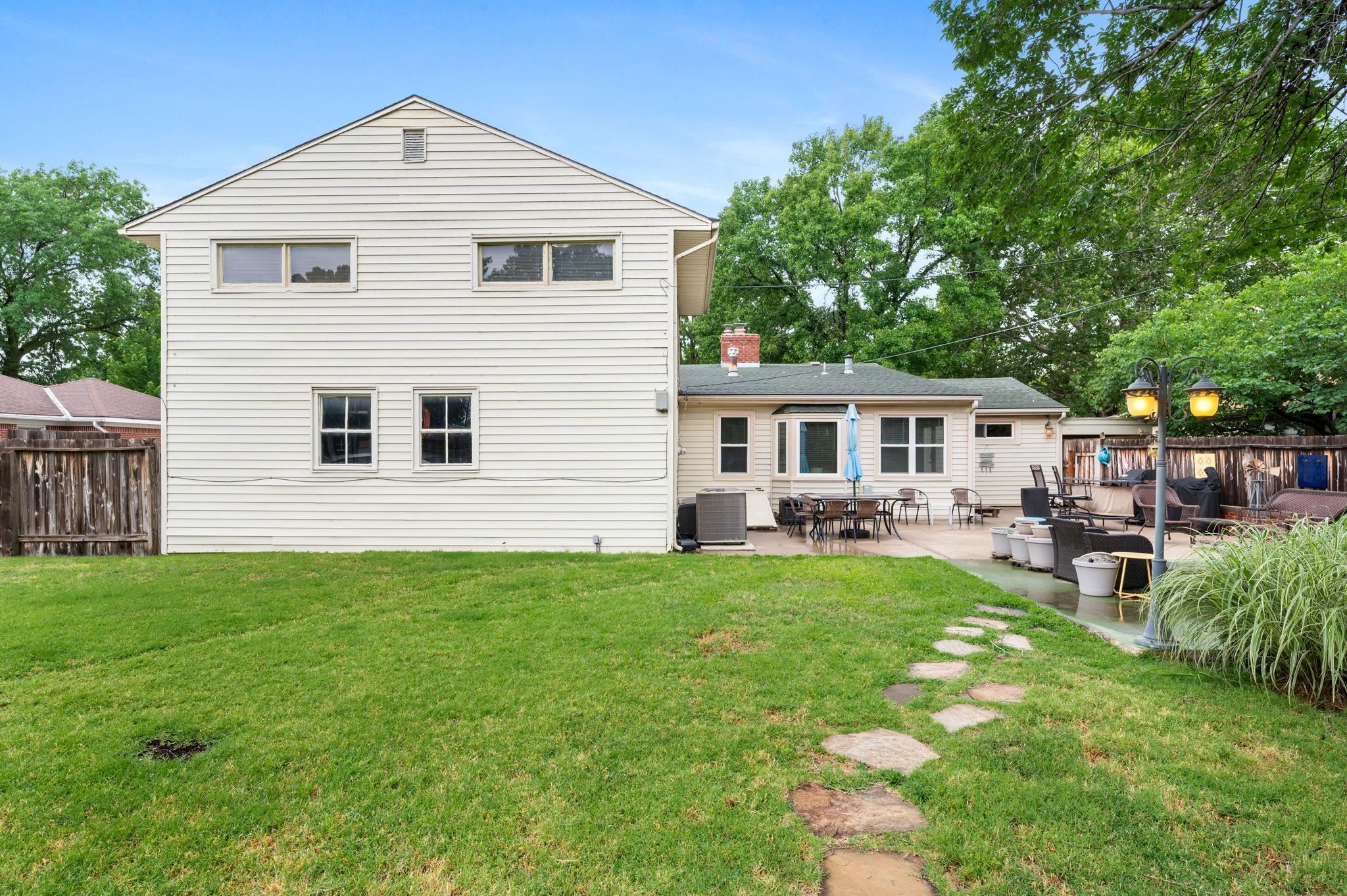 Wichita, Kansas 67203, United States, 4 Bedrooms Bedrooms, ,3 BathroomsBathrooms,Residential,Pending,54557