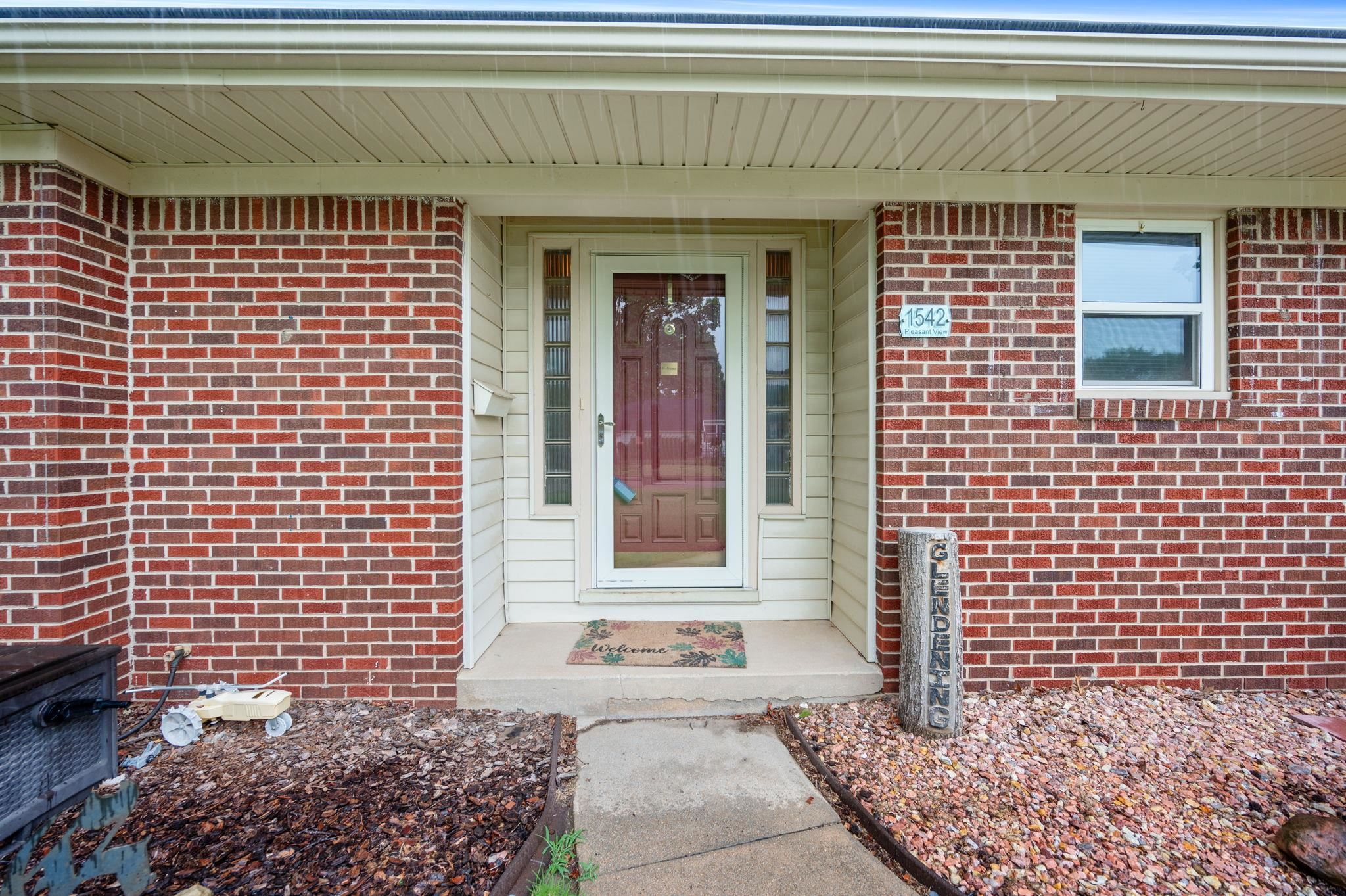 Wichita, Kansas 67203, United States, 4 Bedrooms Bedrooms, ,3 BathroomsBathrooms,Residential,Pending,54557