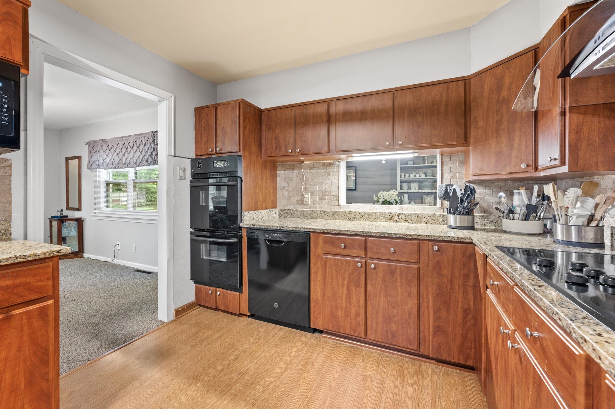 Wichita, Kansas 67203, United States, 4 Bedrooms Bedrooms, ,3 BathroomsBathrooms,Residential,Pending,54557