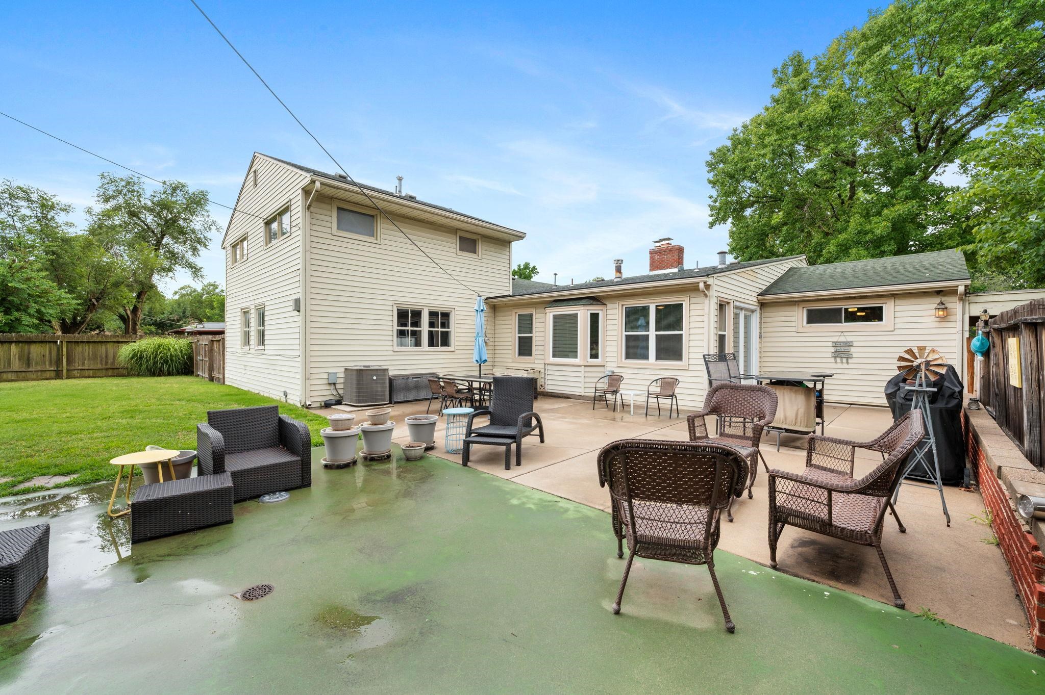 Wichita, Kansas 67203, United States, 4 Bedrooms Bedrooms, ,3 BathroomsBathrooms,Residential,Pending,54557