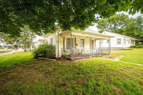 Homes For Sale - 825 W 5th Street<br/> Concordia, KS 66901
