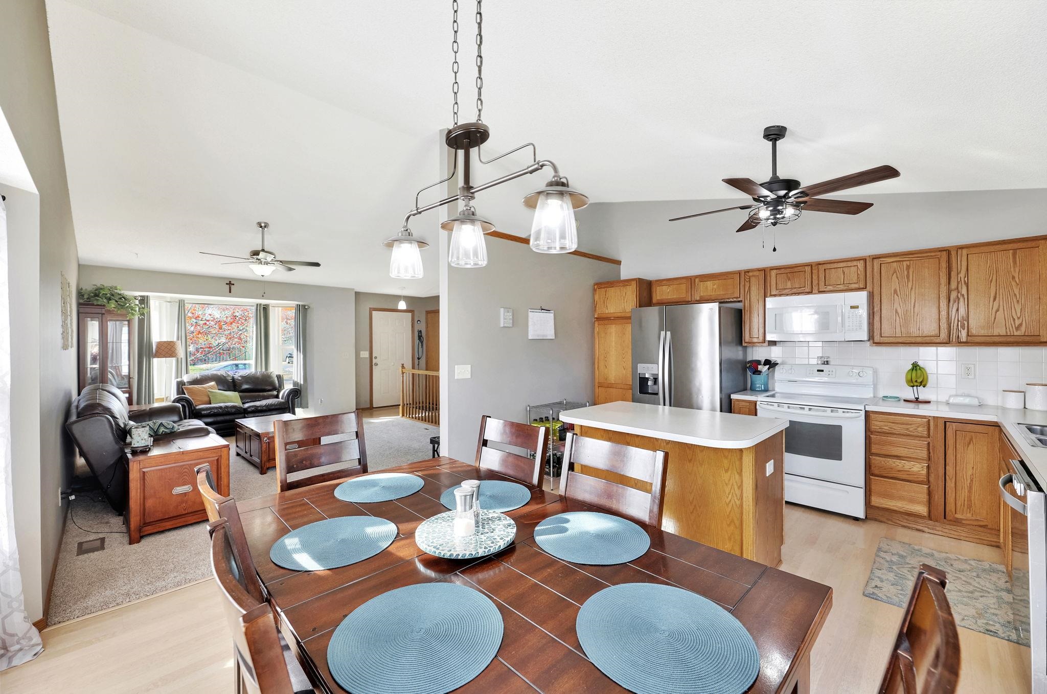 Wichita, Kansas 67205, United States, 5 Bedrooms Bedrooms, ,3 BathroomsBathrooms,Residential,Pending,61656