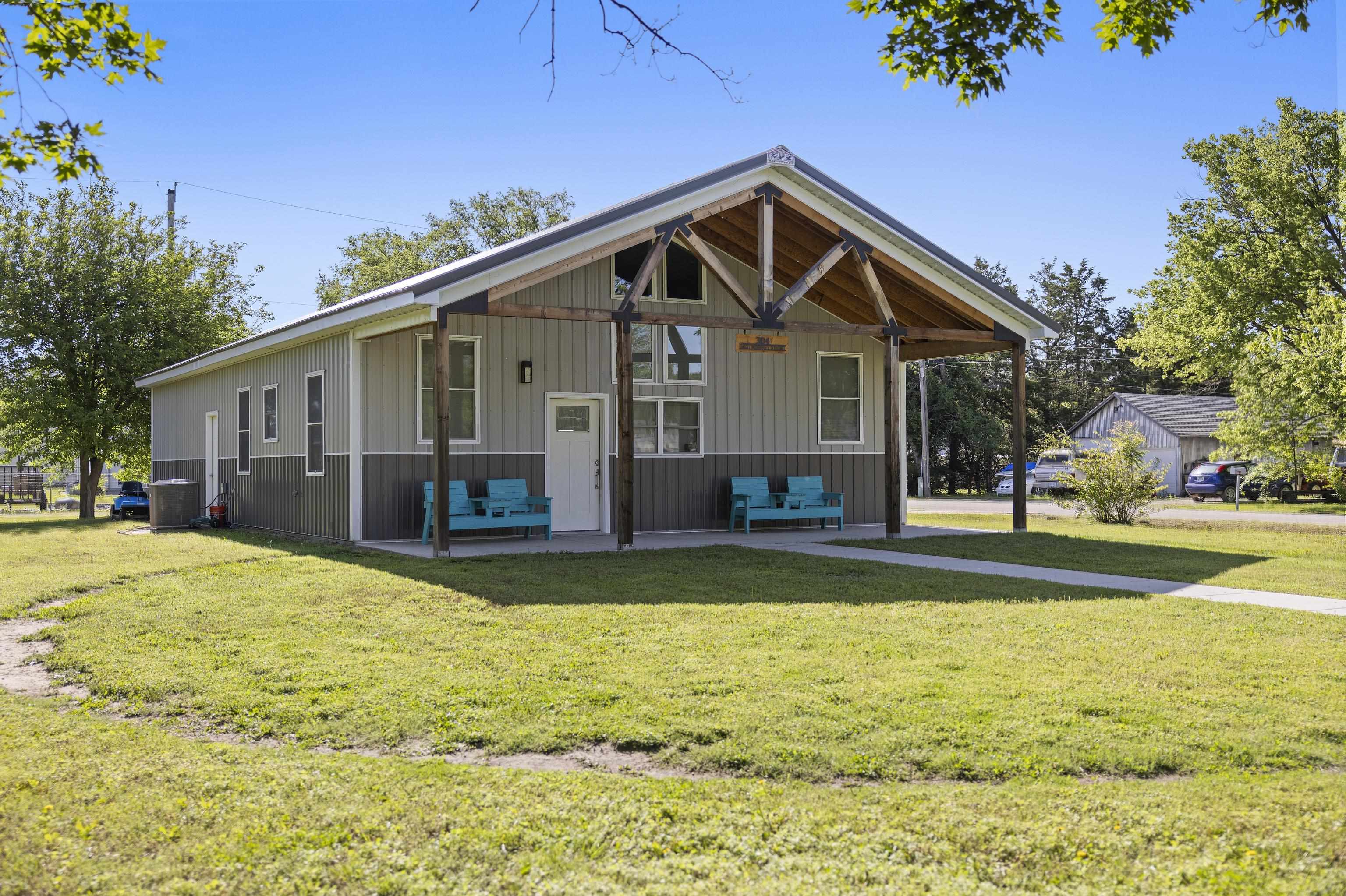 304 E Market St, Burrton, Kansas image 1