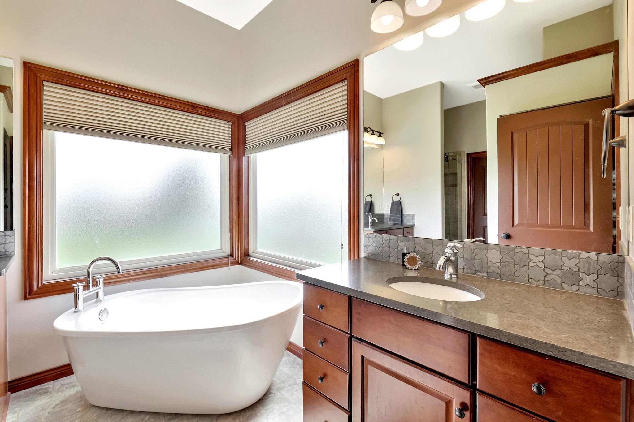 Wichita, Kansas 67205, United States, 5 Bedrooms Bedrooms, ,3 BathroomsBathrooms,Residential,Pending,56205