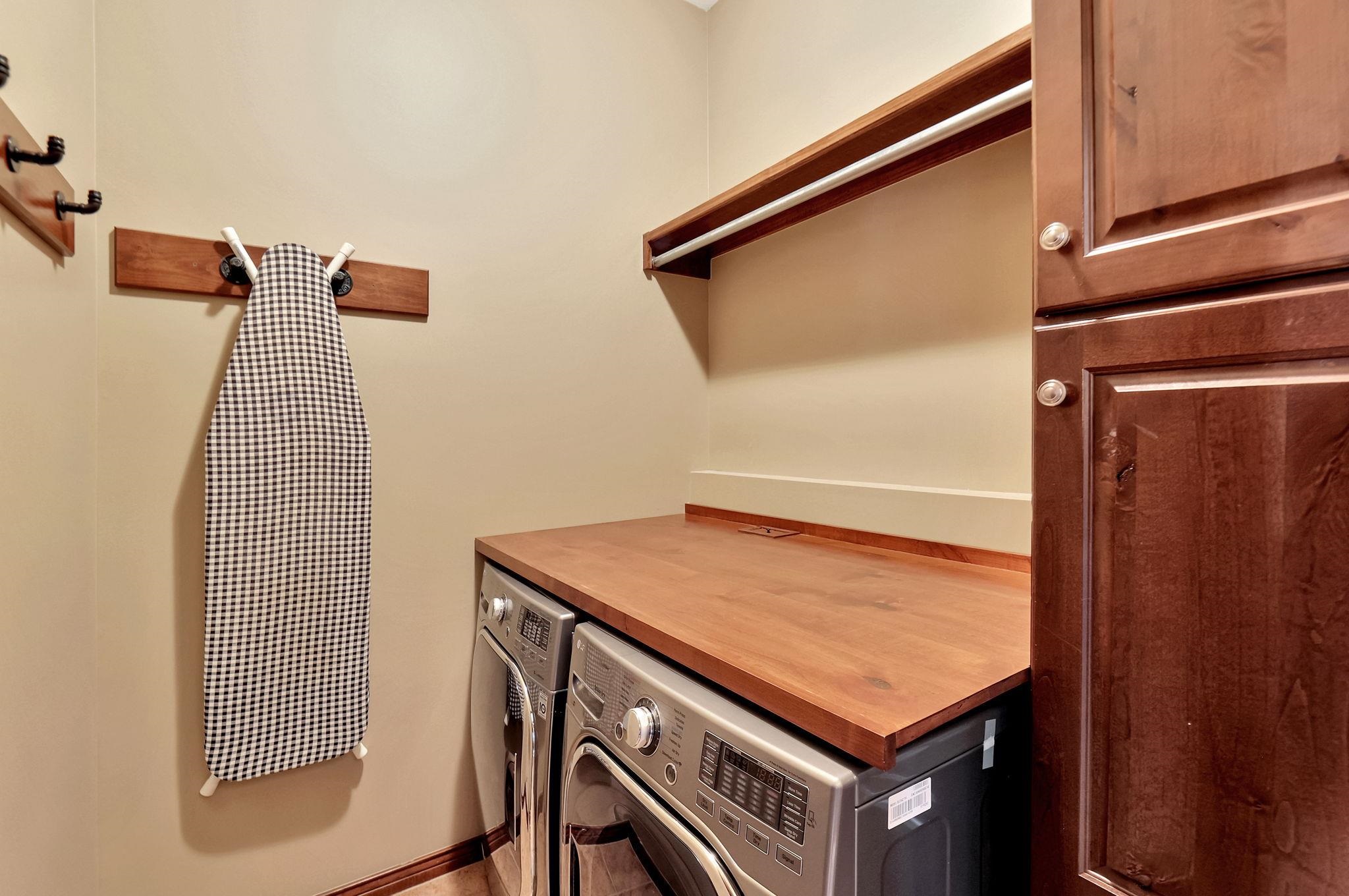 Wichita, Kansas 67205, United States, 5 Bedrooms Bedrooms, ,3 BathroomsBathrooms,Residential,Pending,56205