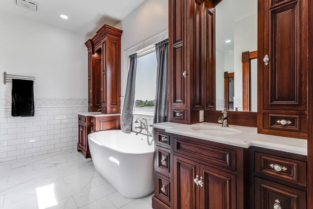 Welcome to a Once-in-a-Lifetime Luxury Country EstateWhere Storybook C – image 13