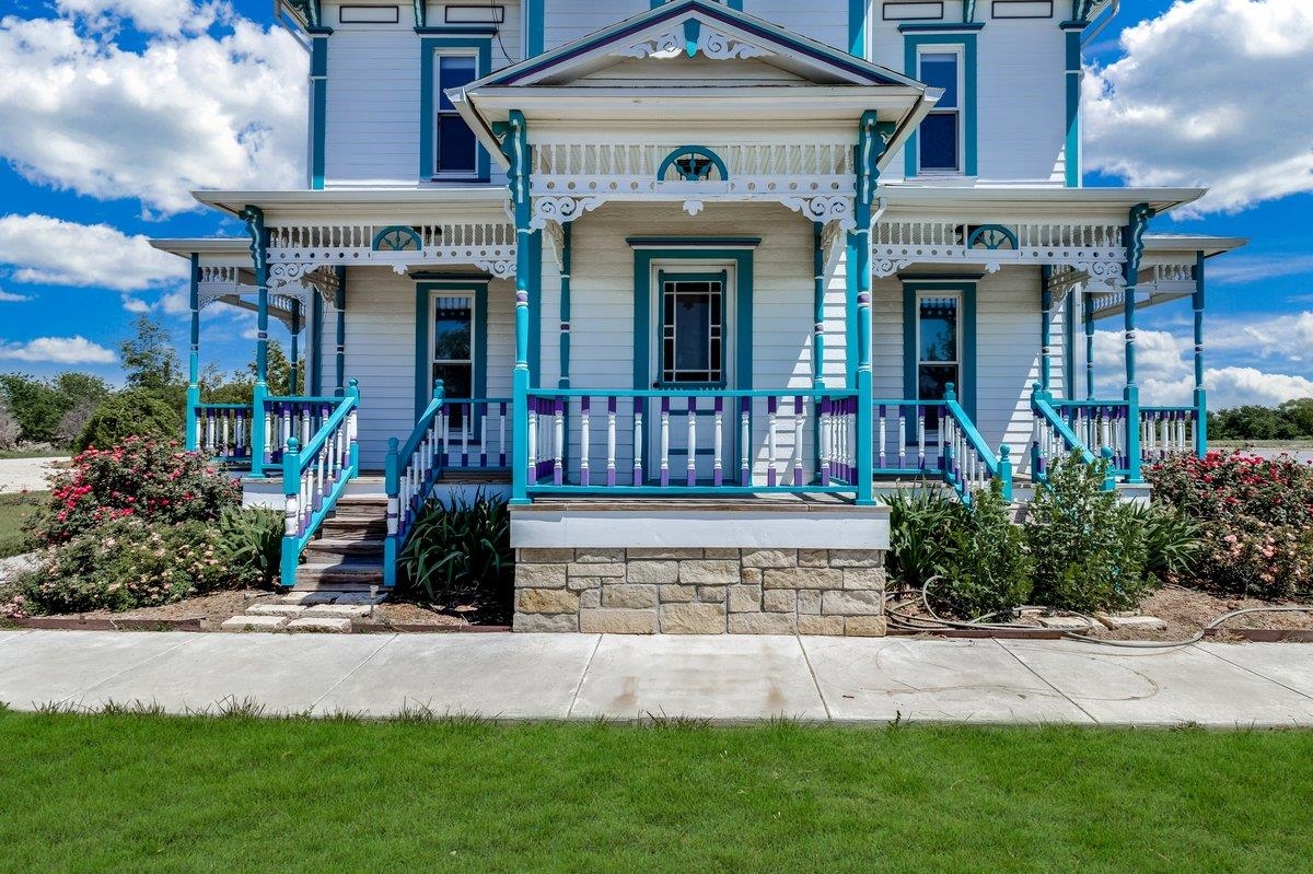 Welcome to a Once-in-a-Lifetime Luxury Country EstateWhere Storybook C – image 25
