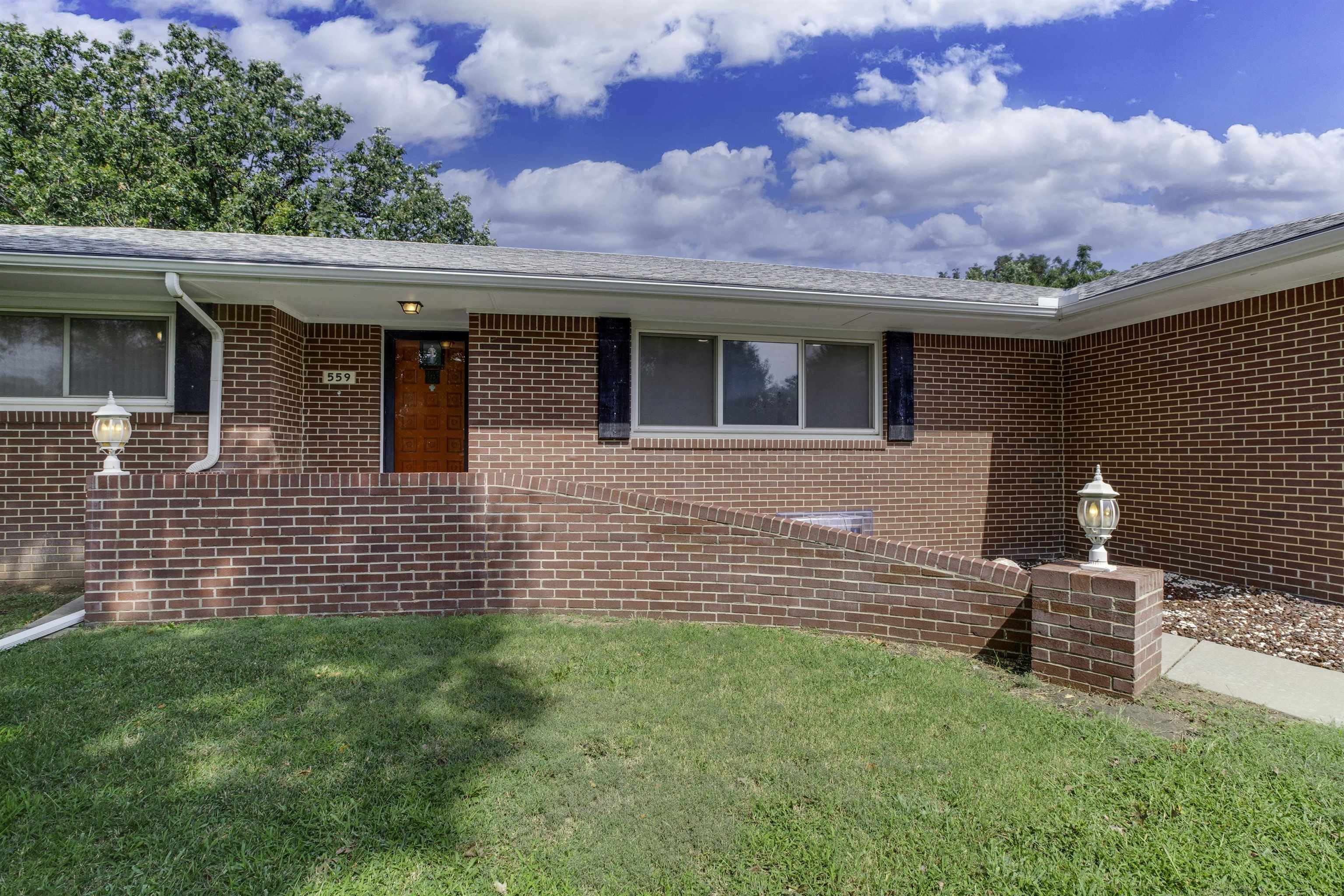 559 N Angle Ln, Andover, Kansas image 2