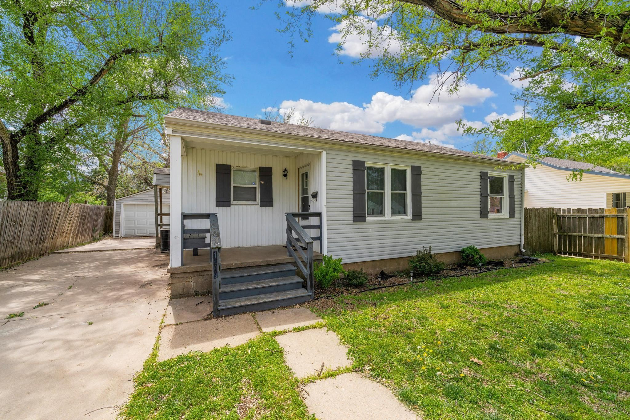 1409 Edgemoor St, El Dorado, Kansas image 2