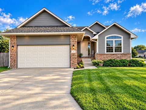 Homes For Sale - 2 Ember Way Circle<br/> Harvey County, Hesston, KS 67062