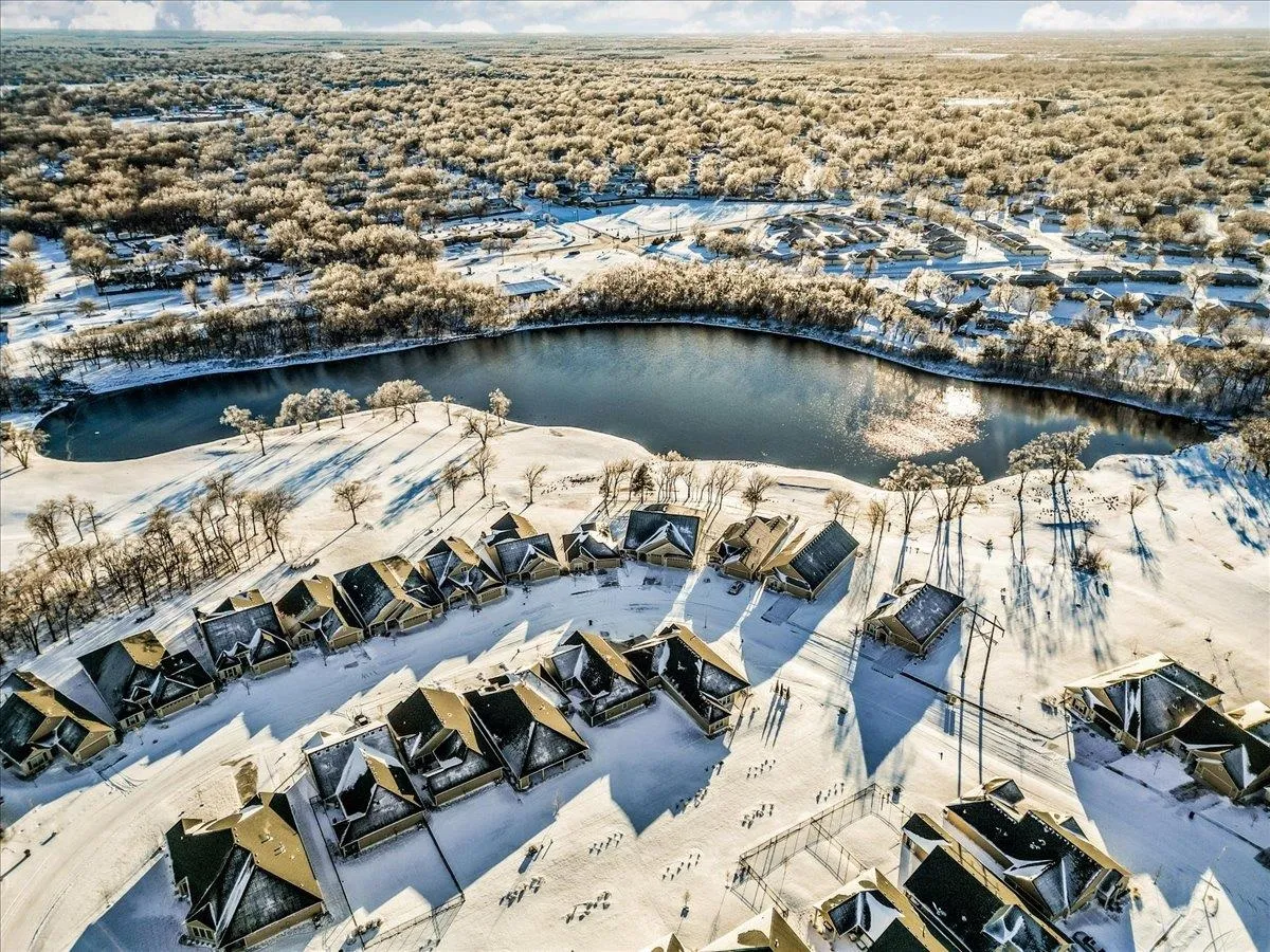 Derby, Kansas 67037, United States, 2 Bedrooms Bedrooms, ,2 BathroomsBathrooms,Residential,Pending,21760