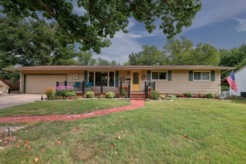 Homes For Sale - 1704 E 8th Ave<br/> Winfield, KS 67156
