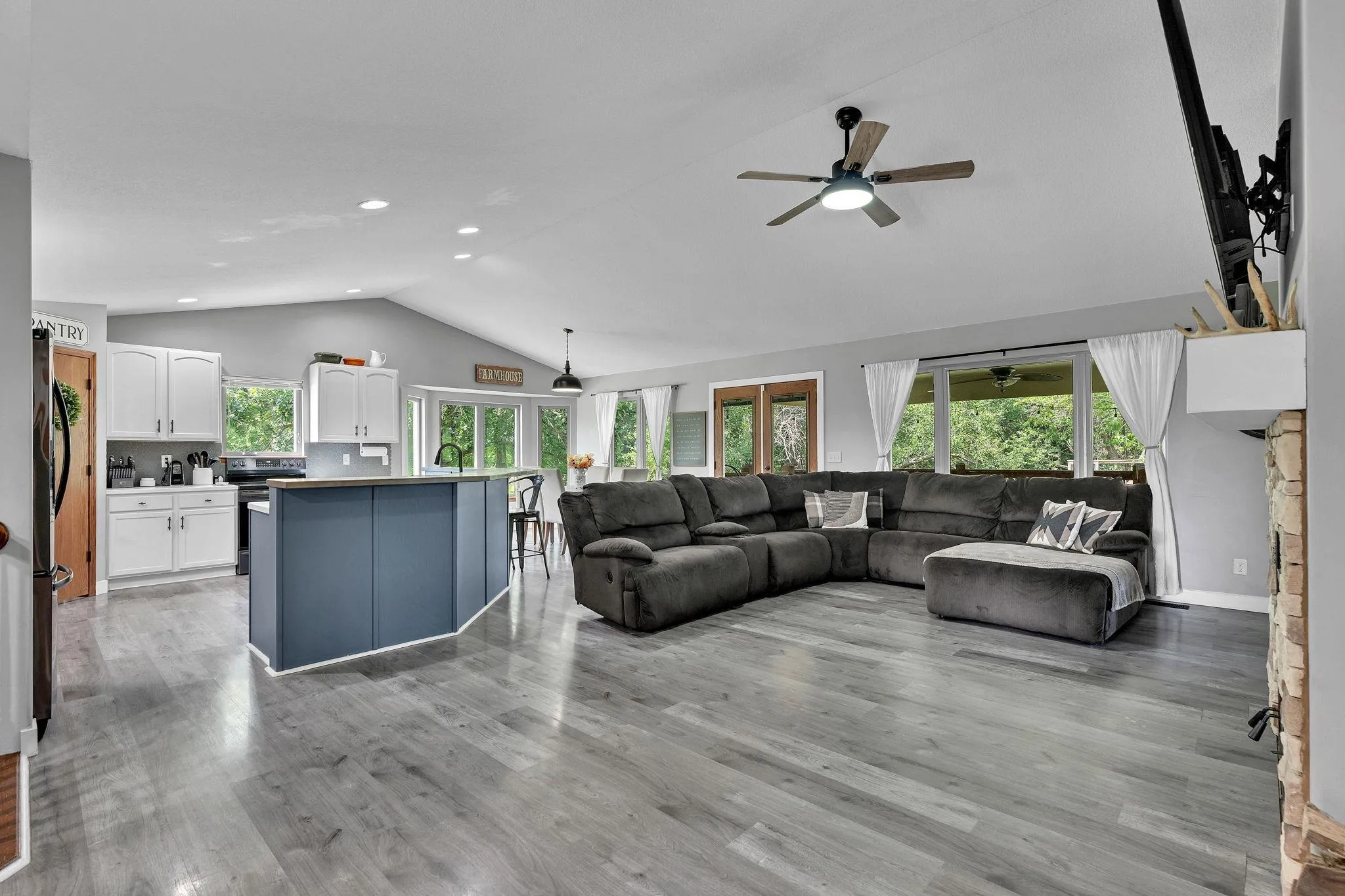 Towanda, Kansas 67144, United States, 6 Bedrooms Bedrooms, ,4 BathroomsBathrooms,Residential,Active,181914