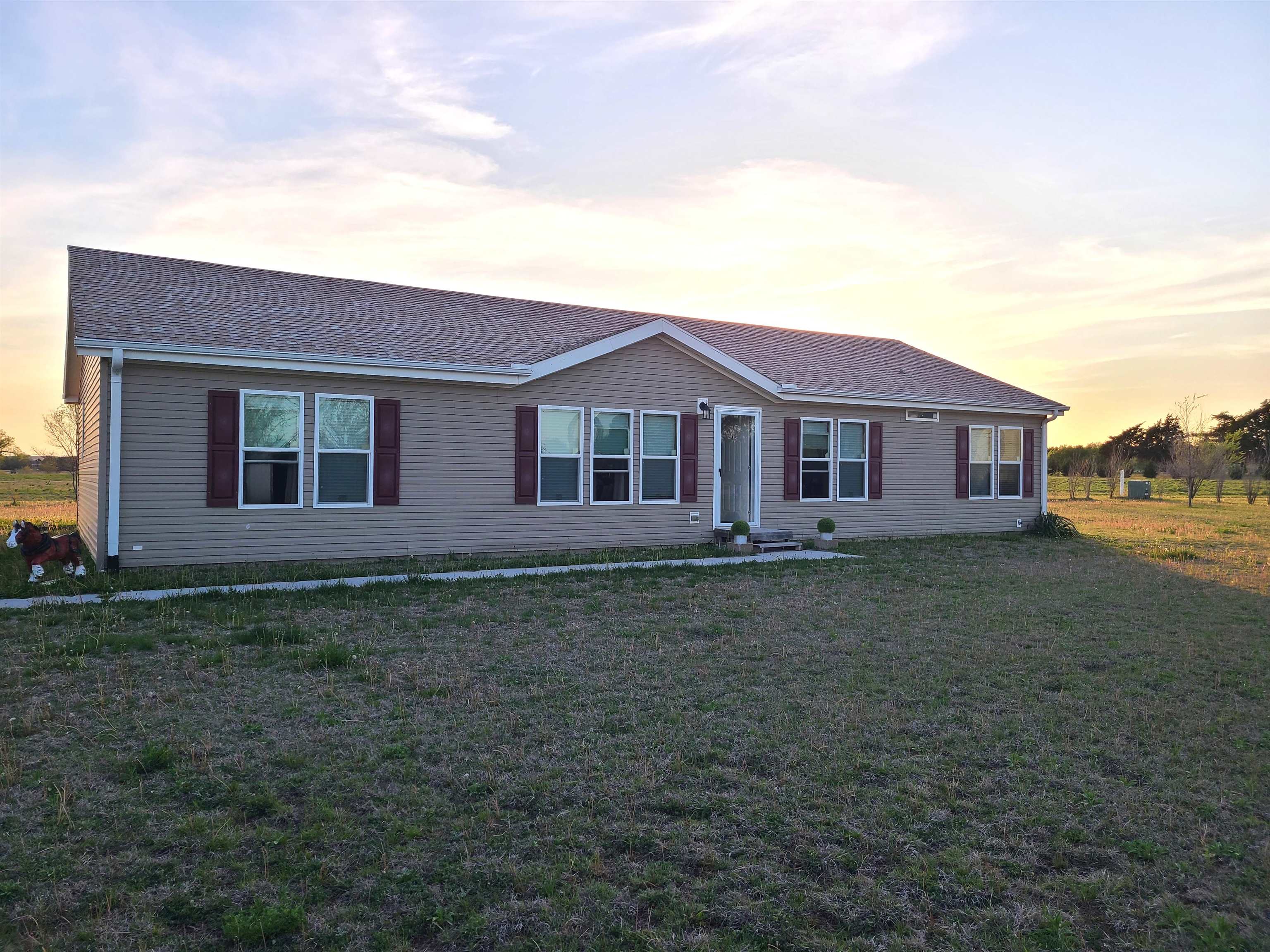 605 Hanson Pl, Marquette, Kansas image 1