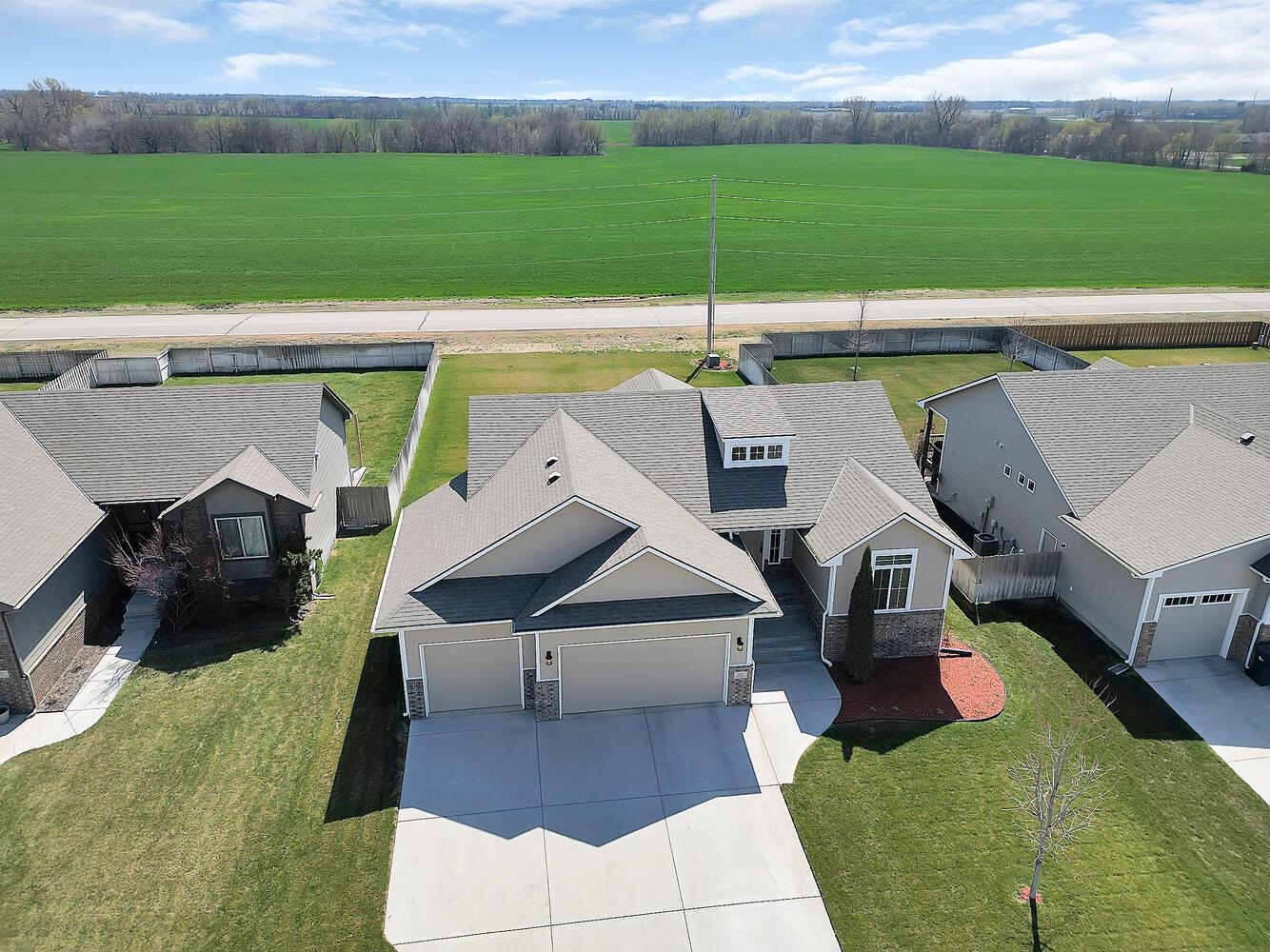 221 Springlake Dr, Newton, Kansas image 2