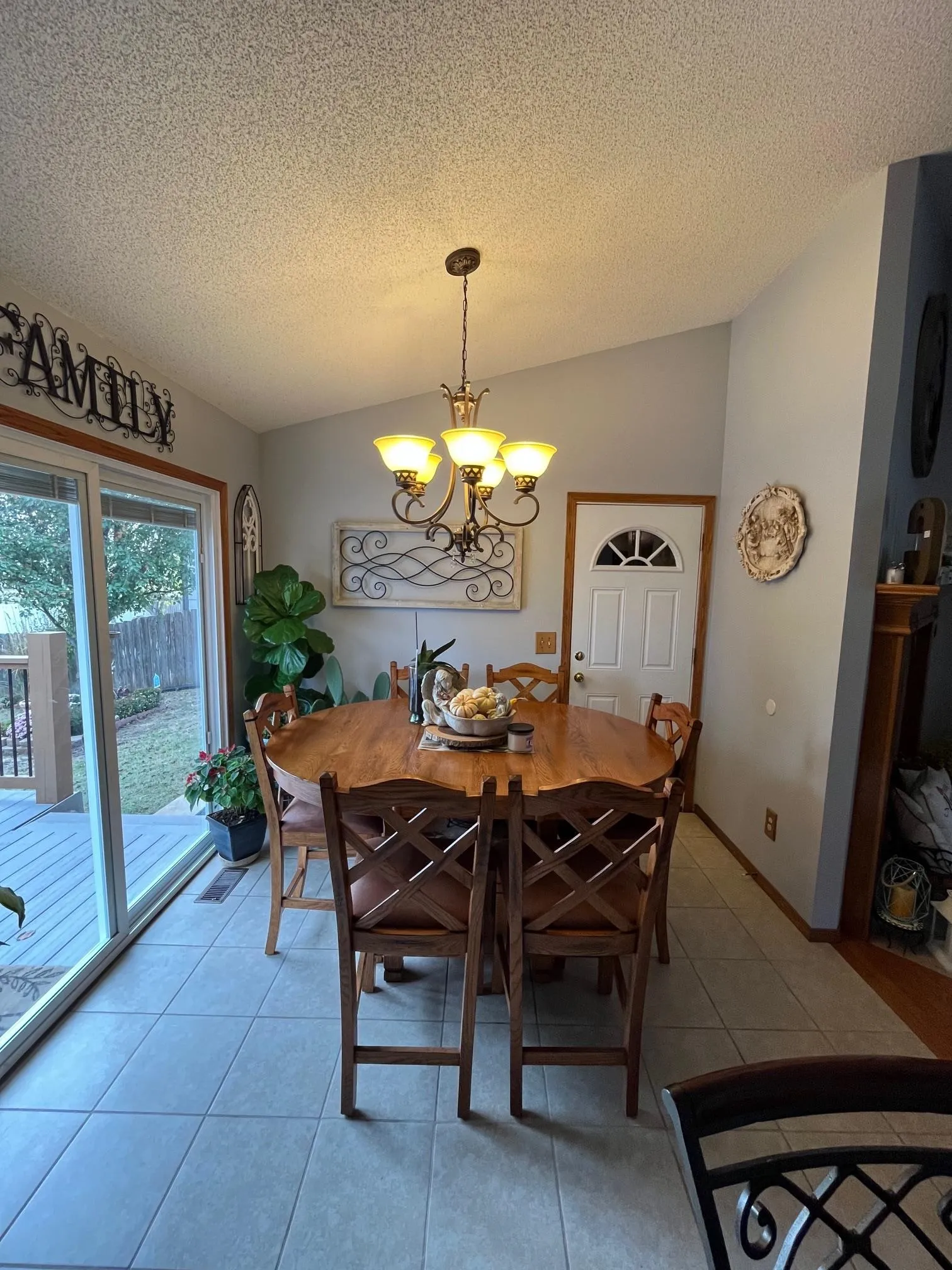 Wichita, Kansas 67215, United States, 3 Bedrooms Bedrooms, ,2 BathroomsBathrooms,Residential,Pending,34320