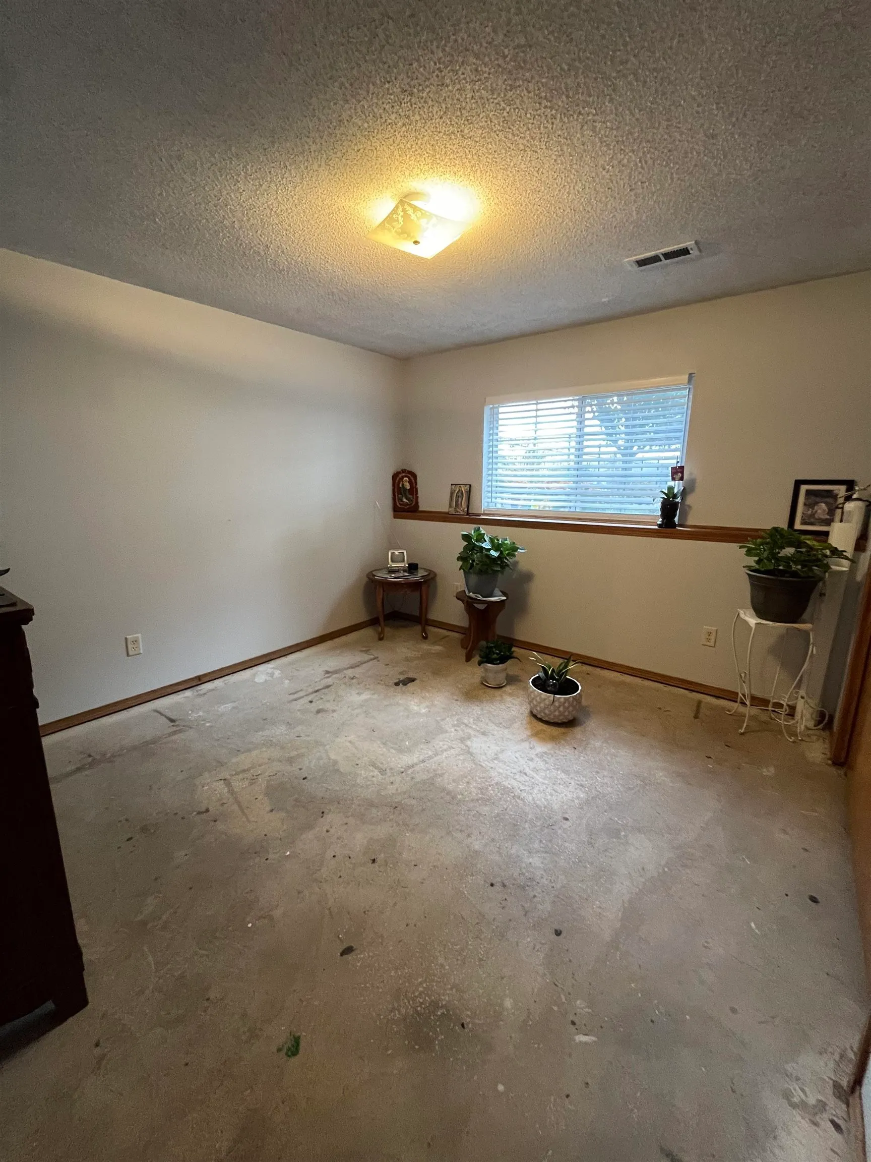 Wichita, Kansas 67215, United States, 3 Bedrooms Bedrooms, ,2 BathroomsBathrooms,Residential,Pending,34320