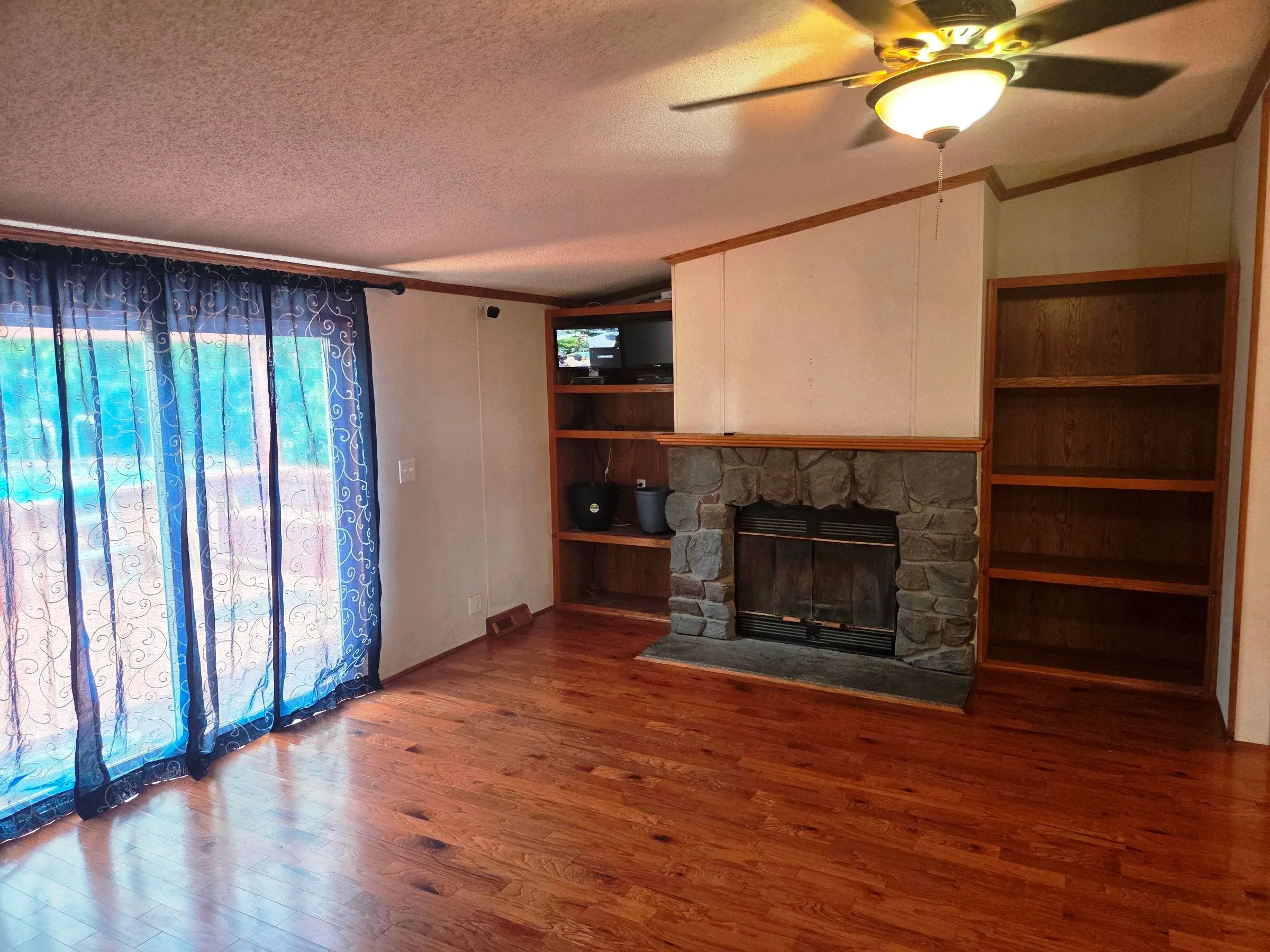 Newton, Kansas 67114, United States, 4 Bedrooms Bedrooms, ,3 BathroomsBathrooms,Residential,Active,149803