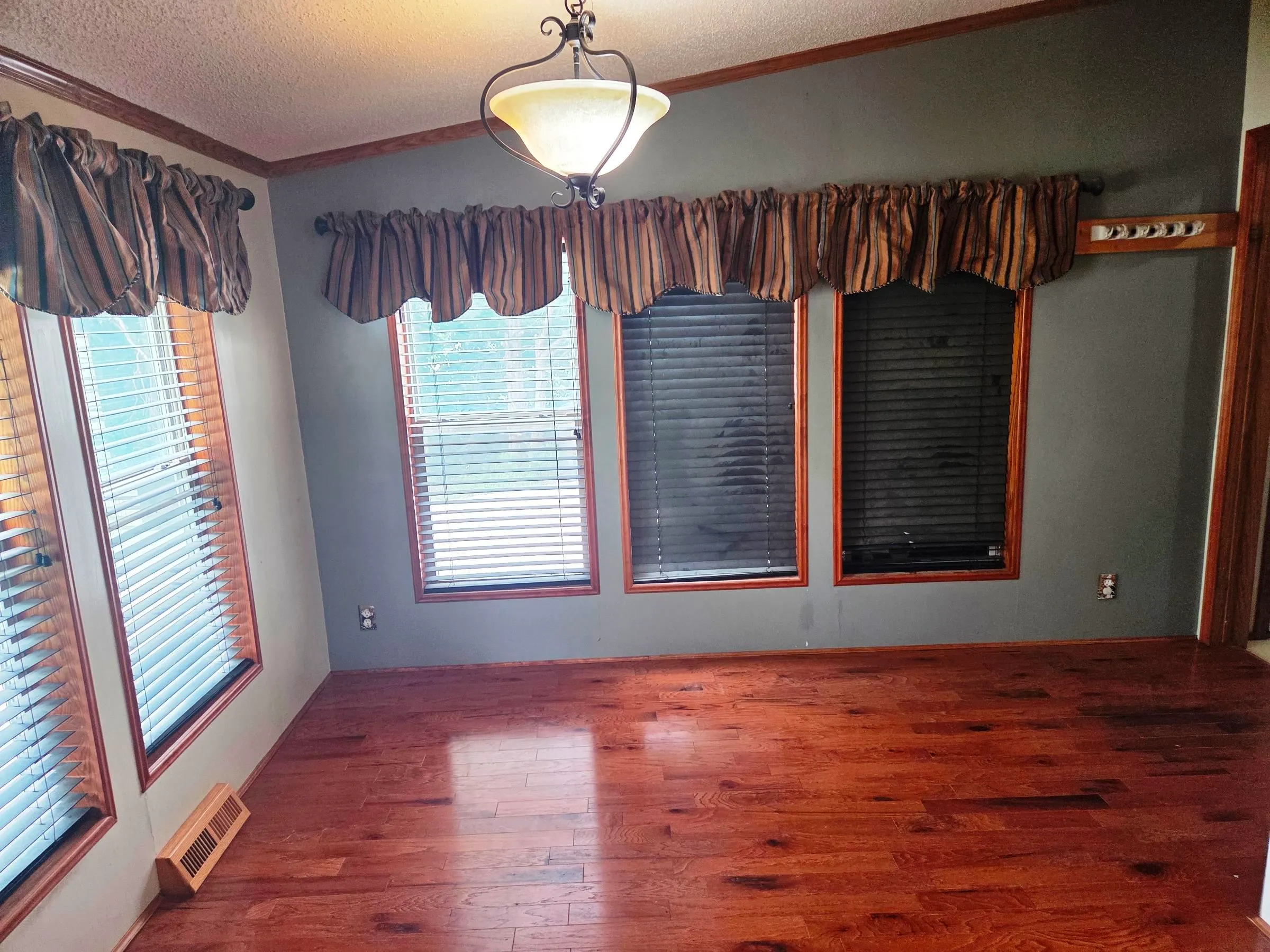 Newton, Kansas 67114, United States, 4 Bedrooms Bedrooms, ,3 BathroomsBathrooms,Residential,Active,149803