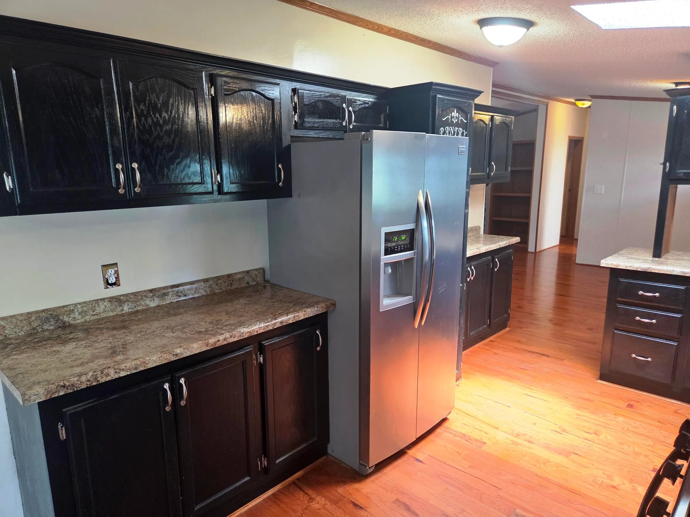 Newton, Kansas 67114, United States, 4 Bedrooms Bedrooms, ,3 BathroomsBathrooms,Residential,Active,149803