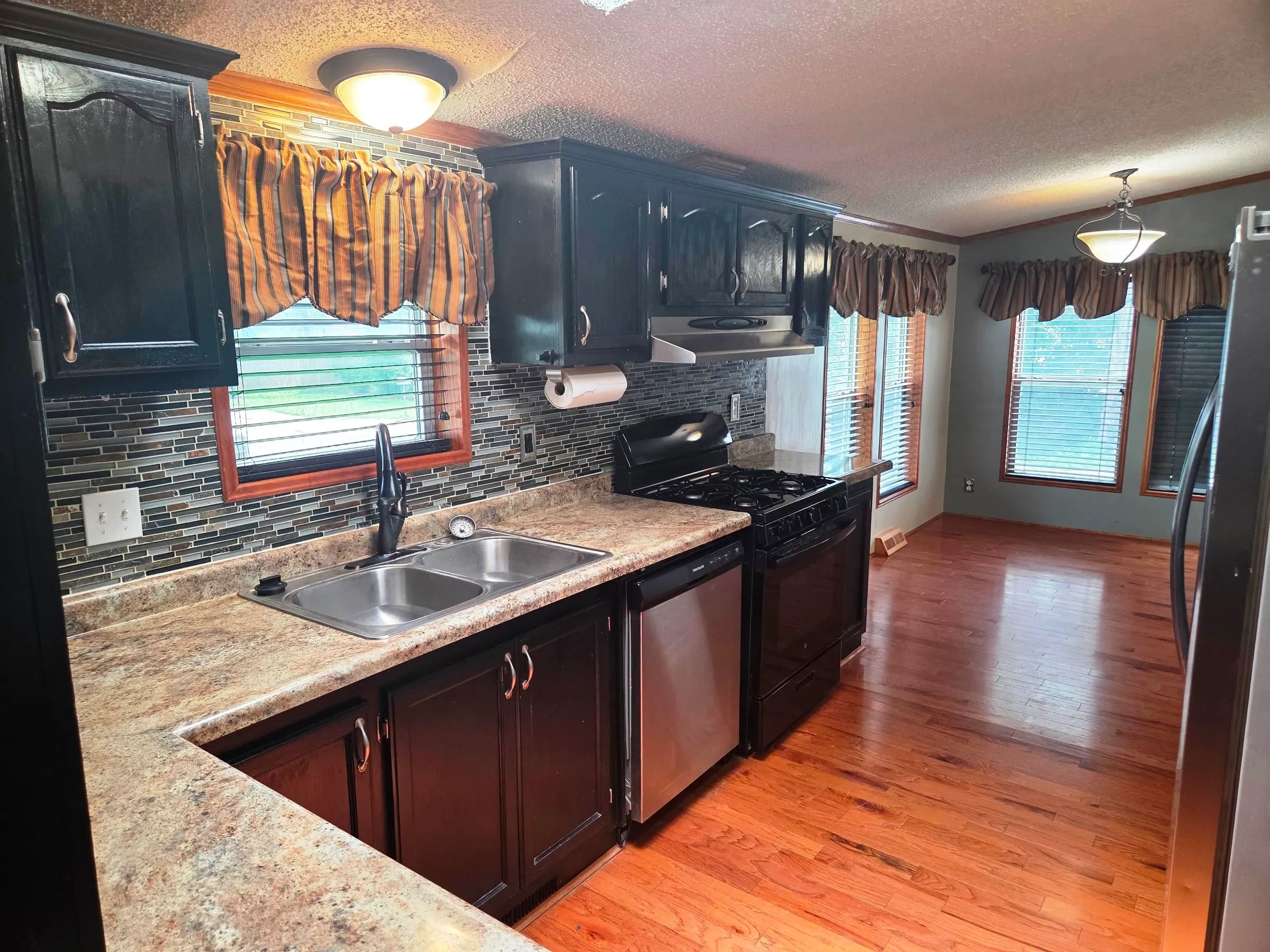 Newton, Kansas 67114, United States, 4 Bedrooms Bedrooms, ,3 BathroomsBathrooms,Residential,Active,149803