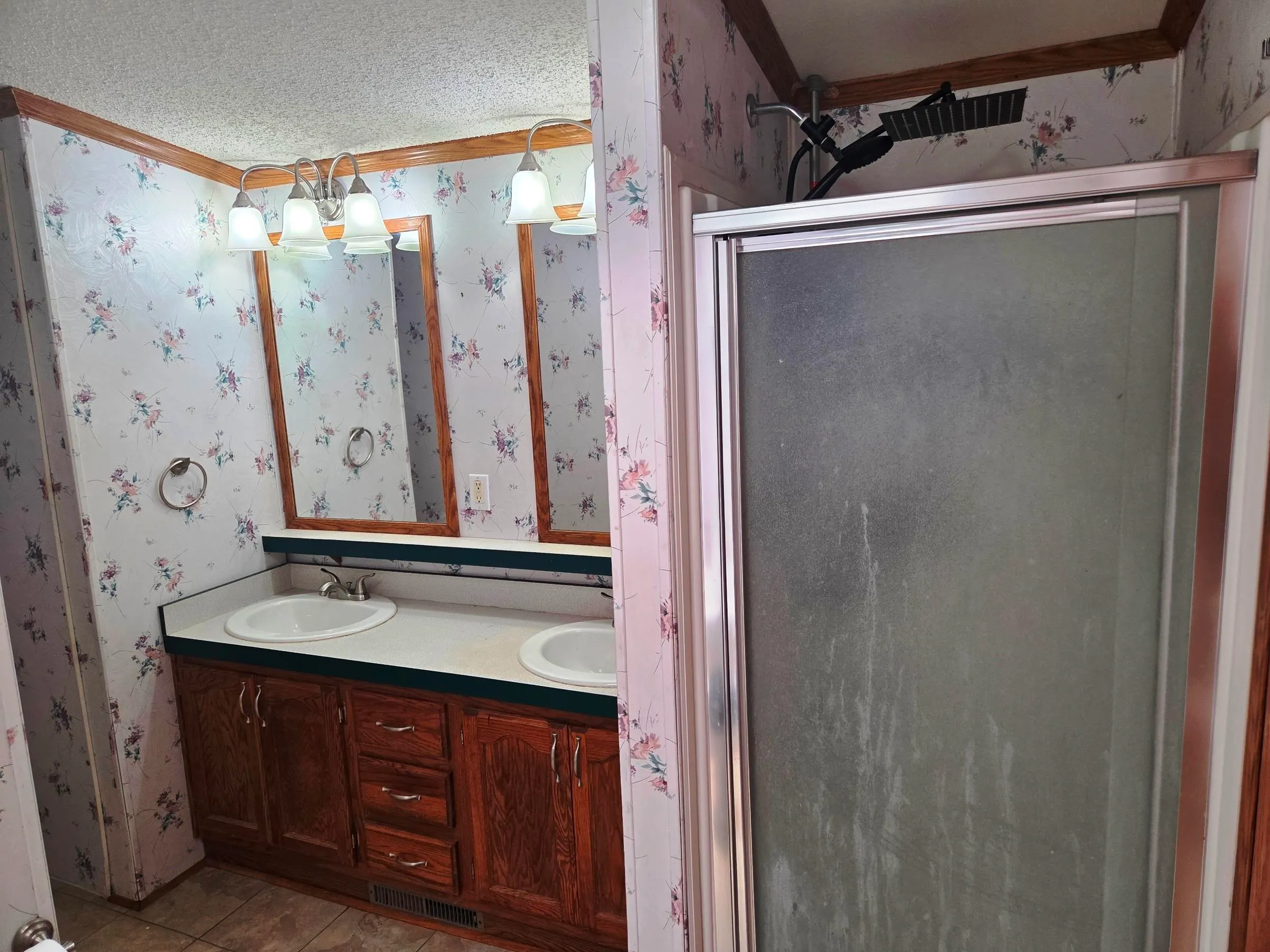 Newton, Kansas 67114, United States, 4 Bedrooms Bedrooms, ,3 BathroomsBathrooms,Residential,Active,149803