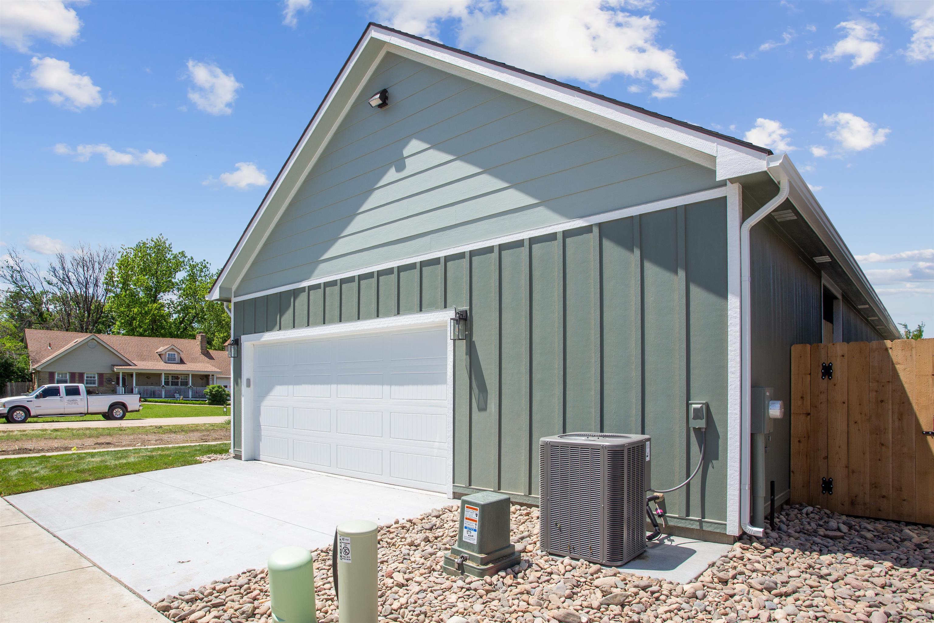417 E Lexington Ln, Andover, Kansas image 2
