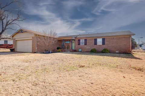 Homes For Sale - 3 Lake Park Ct<br/> Winfield, KS 67156