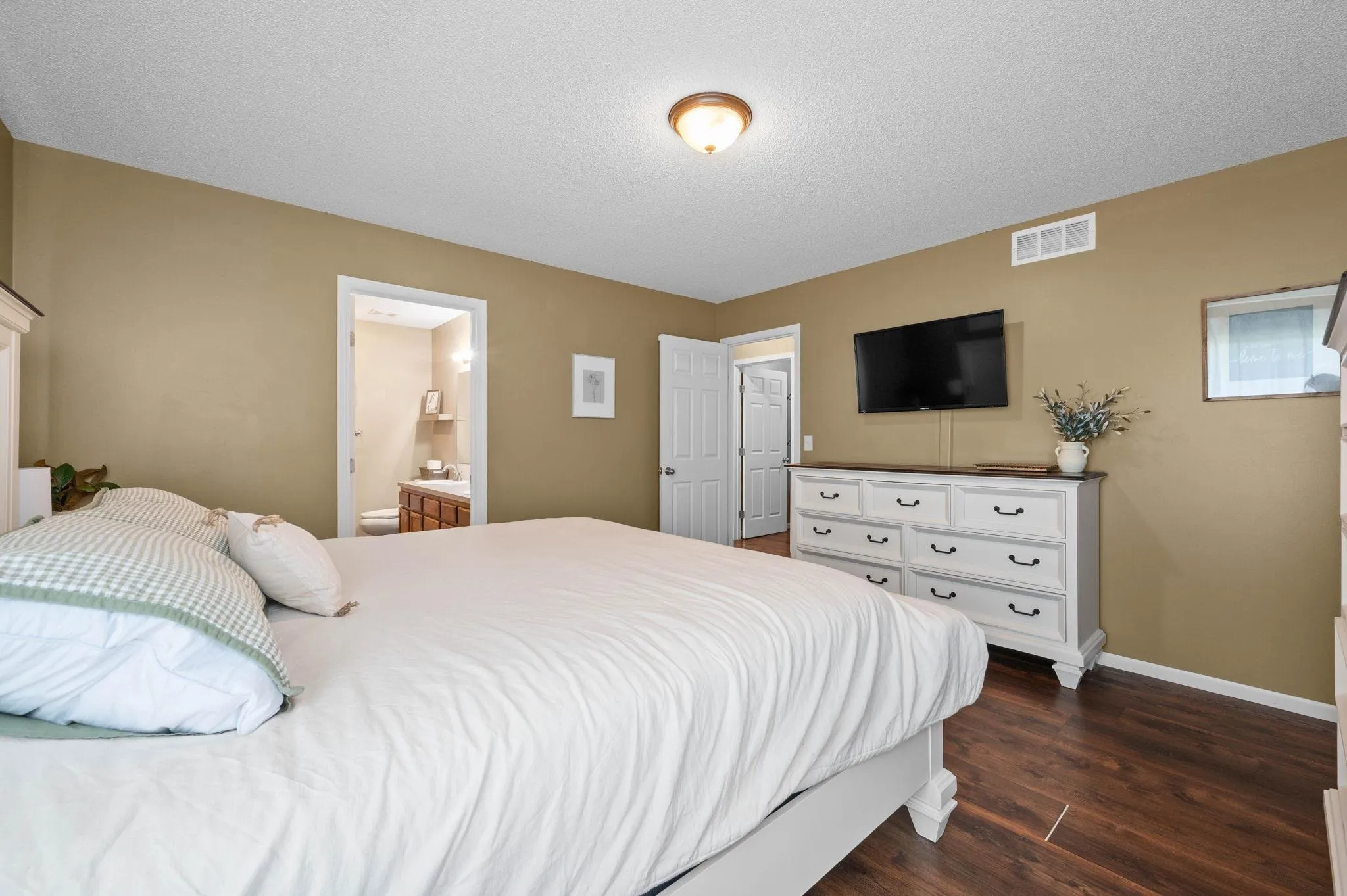 Wichita, Kansas 67235, United States, 3 Bedrooms Bedrooms, ,3 BathroomsBathrooms,Residential,Pending,158707