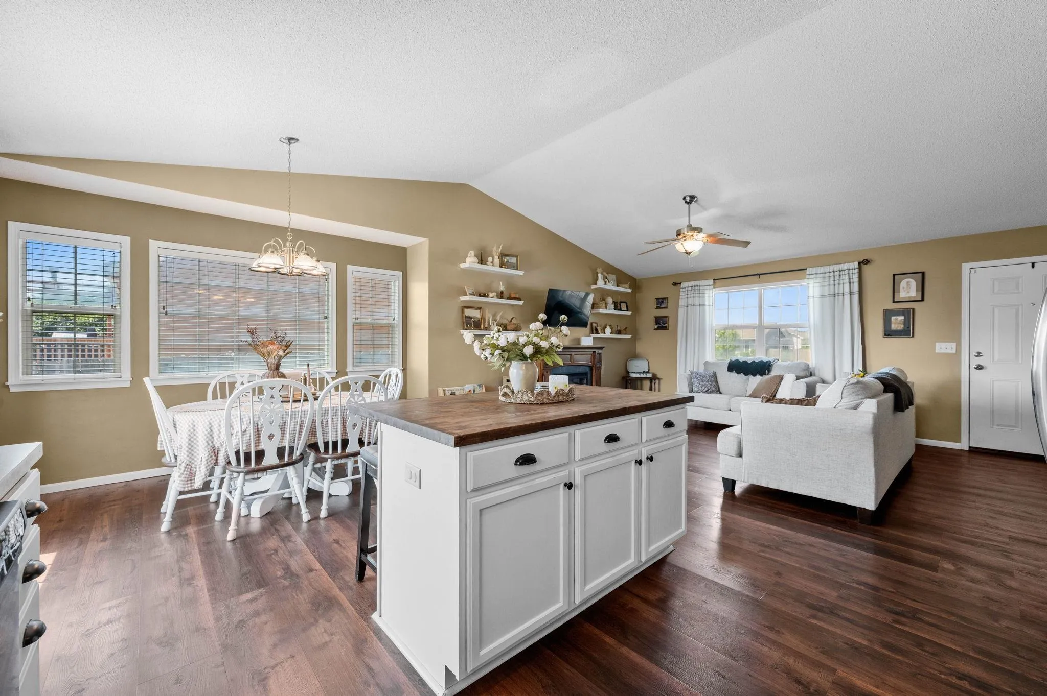 Wichita, Kansas 67235, United States, 3 Bedrooms Bedrooms, ,3 BathroomsBathrooms,Residential,Pending,158707