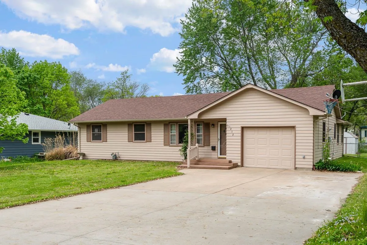 Wellsville, Kansas 66092, United States, 3 Bedrooms Bedrooms, ,2 BathroomsBathrooms,Residential,Pending,123555