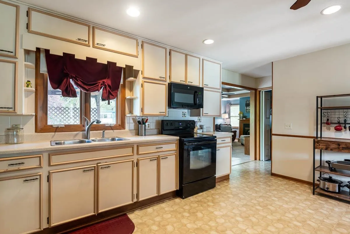 Wellsville, Kansas 66092, United States, 3 Bedrooms Bedrooms, ,2 BathroomsBathrooms,Residential,Pending,123555