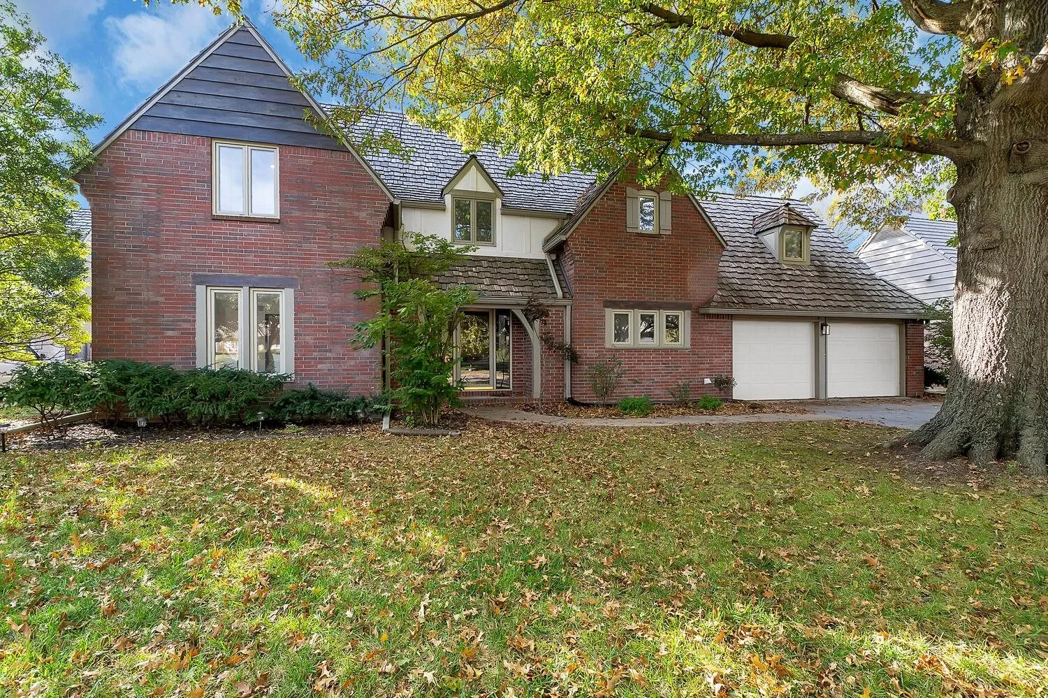 Wichita, Kansas 67206, United States, 4 Bedrooms Bedrooms, ,5 BathroomsBathrooms,Residential,Pending,246462