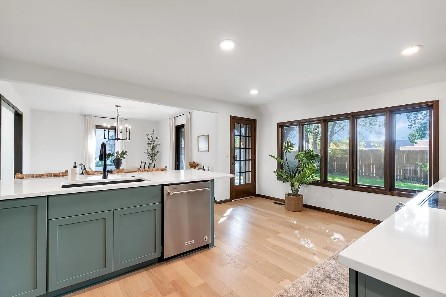 Wichita, Kansas 67206, United States, 4 Bedrooms Bedrooms, ,5 BathroomsBathrooms,Residential,Pending,246462