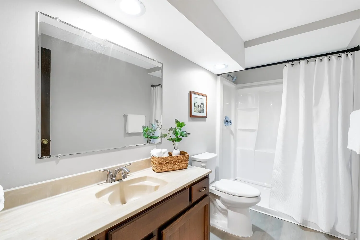 Wichita, Kansas 67206, United States, 4 Bedrooms Bedrooms, ,5 BathroomsBathrooms,Residential,Pending,246462