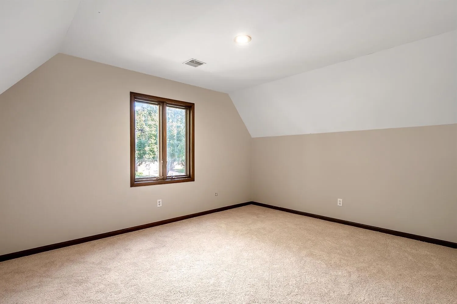 Wichita, Kansas 67206, United States, 4 Bedrooms Bedrooms, ,5 BathroomsBathrooms,Residential,Pending,246462