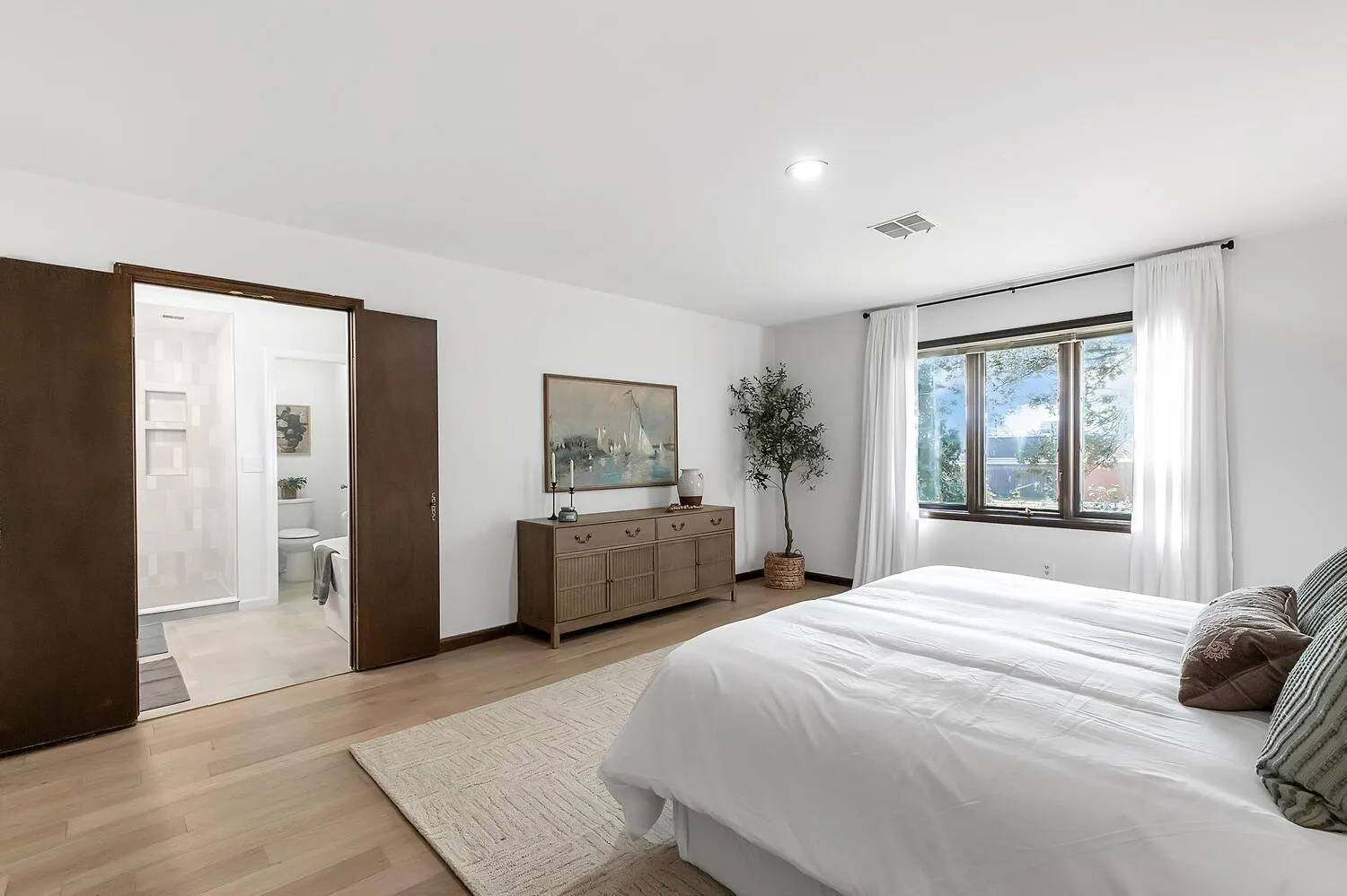 Wichita, Kansas 67206, United States, 4 Bedrooms Bedrooms, ,5 BathroomsBathrooms,Residential,Pending,246462