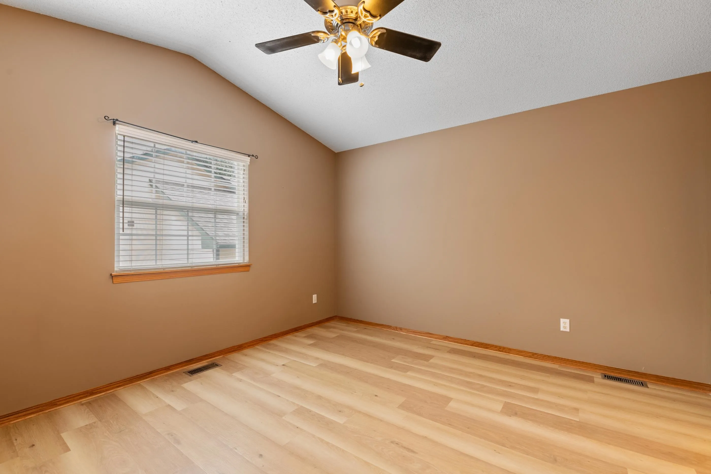 Bel Aire, Kansas 67220, United States, 3 Bedrooms Bedrooms, ,2 BathroomsBathrooms,Residential,Active,178901