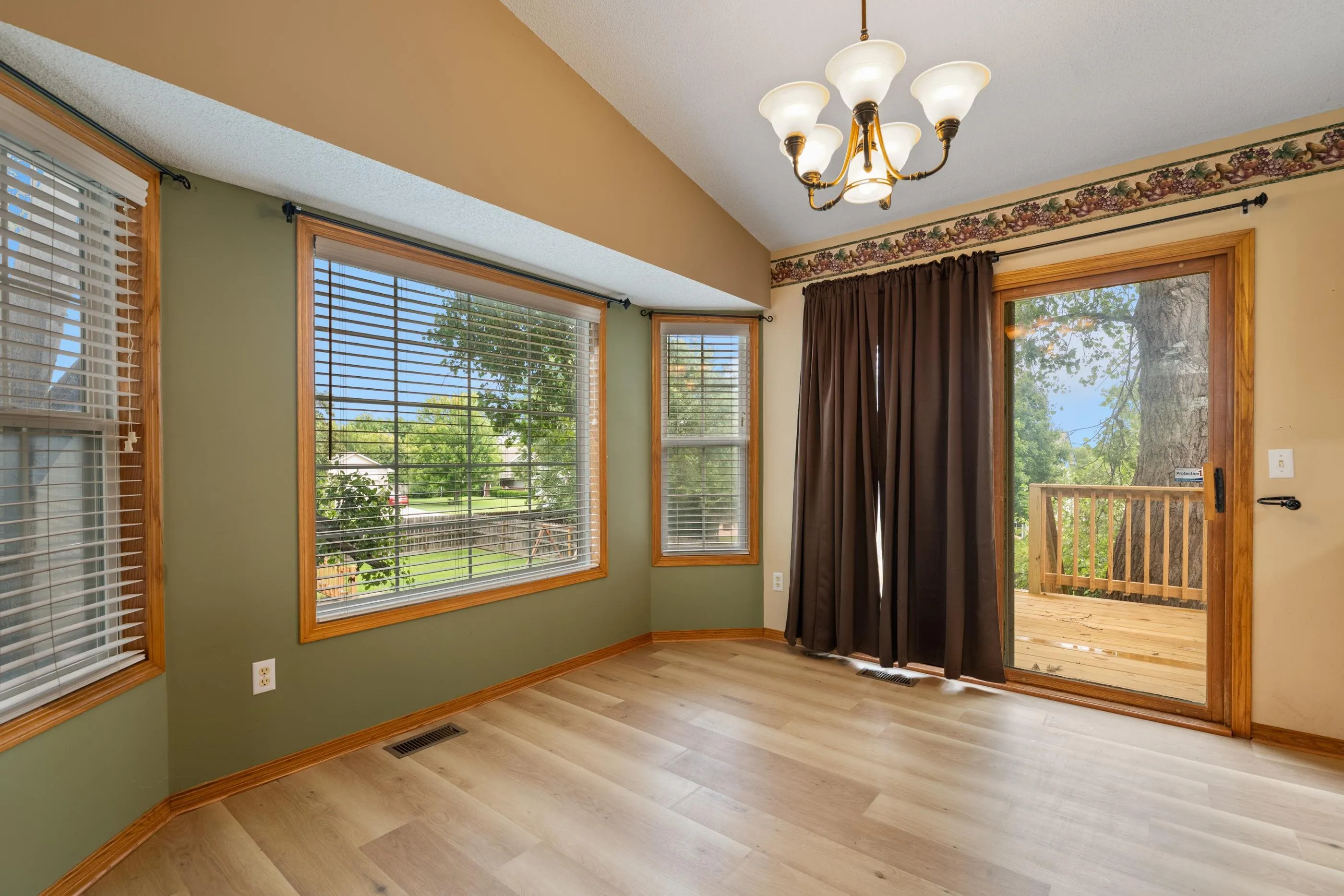 Bel Aire, Kansas 67220, United States, 3 Bedrooms Bedrooms, ,2 BathroomsBathrooms,Residential,Active,178901