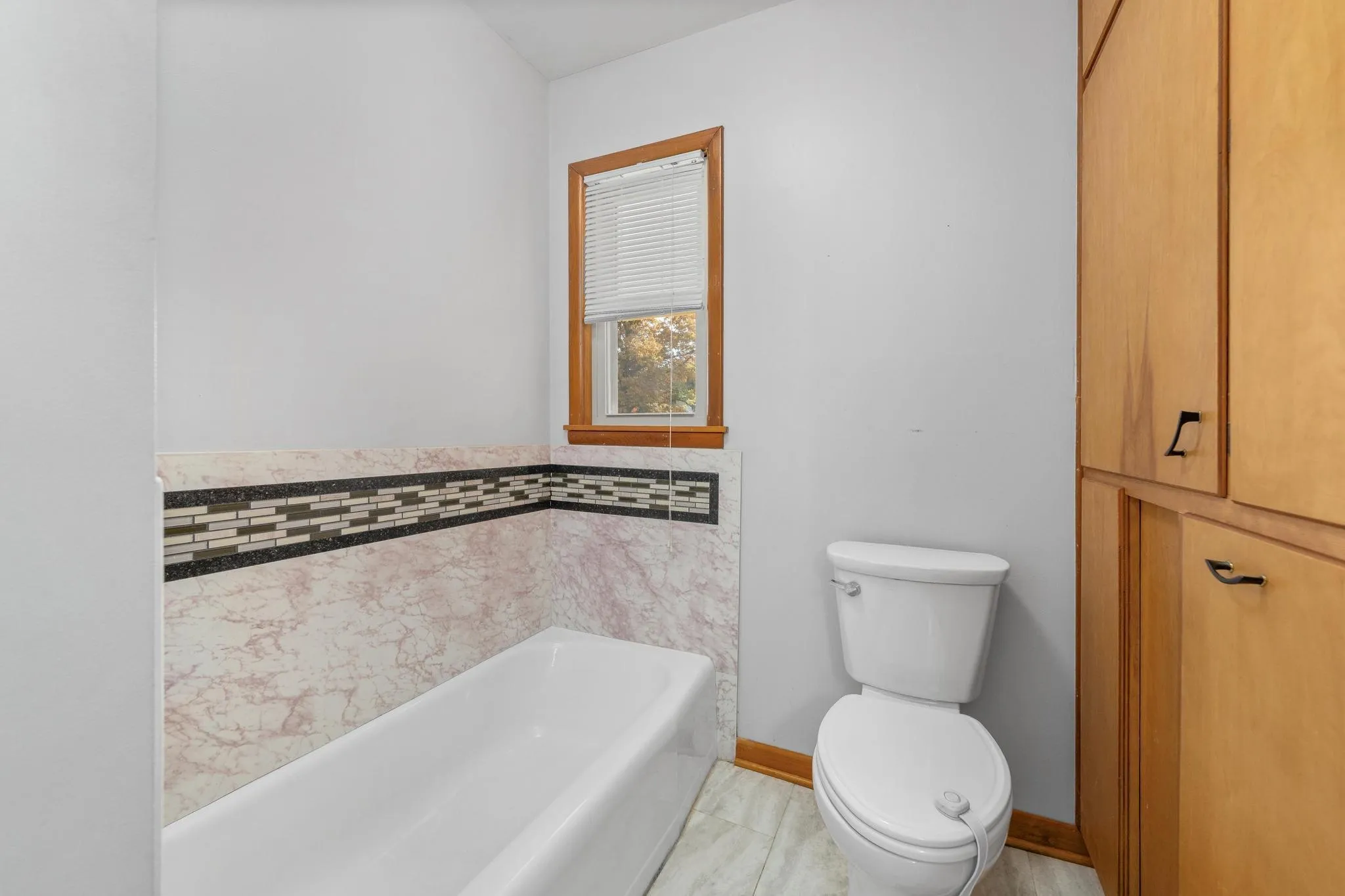 Wellington, Kansas 67152, United States, 3 Bedrooms Bedrooms, ,3 BathroomsBathrooms,Residential,Active,241941