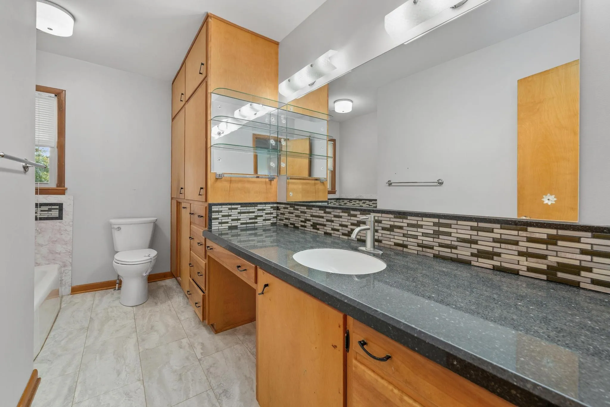 Wellington, Kansas 67152, United States, 3 Bedrooms Bedrooms, ,3 BathroomsBathrooms,Residential,Active,241941