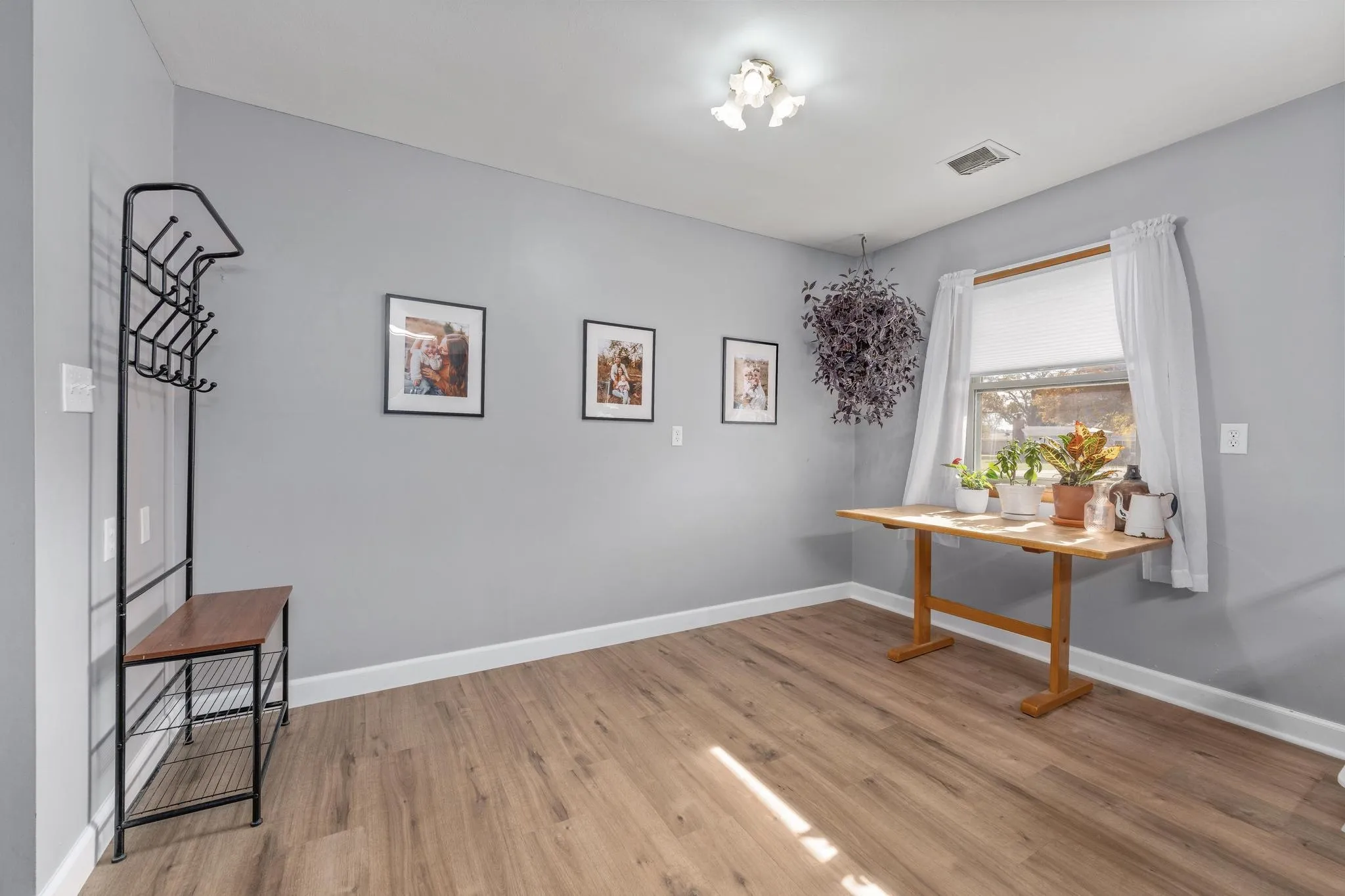 Wellington, Kansas 67152, United States, 3 Bedrooms Bedrooms, ,3 BathroomsBathrooms,Residential,Active,241941