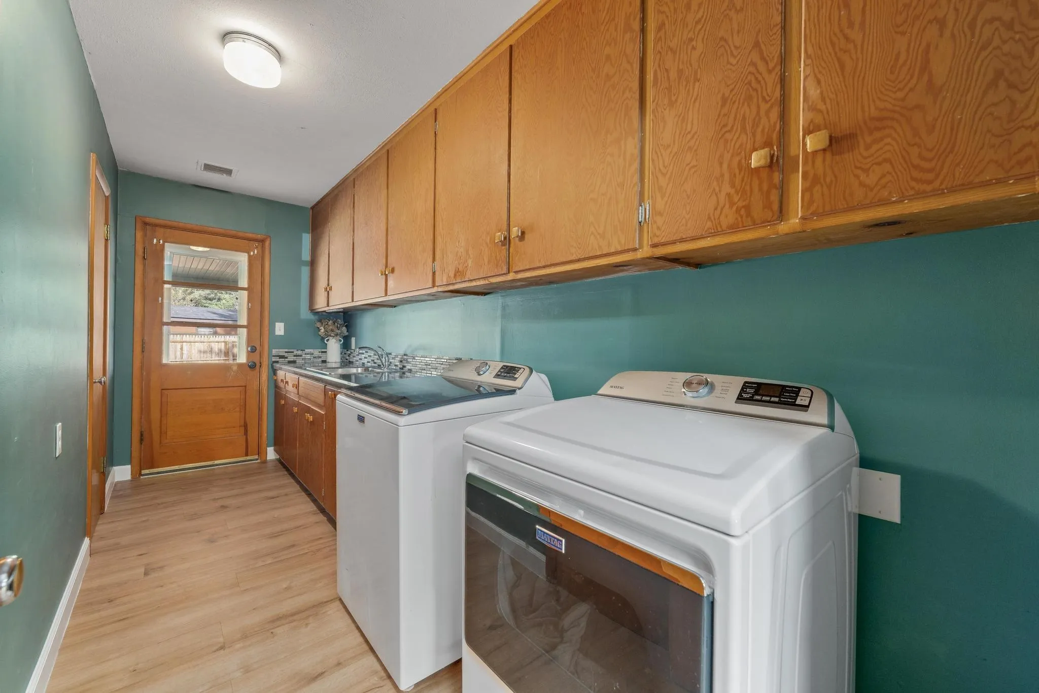 Wellington, Kansas 67152, United States, 3 Bedrooms Bedrooms, ,3 BathroomsBathrooms,Residential,Active,241941