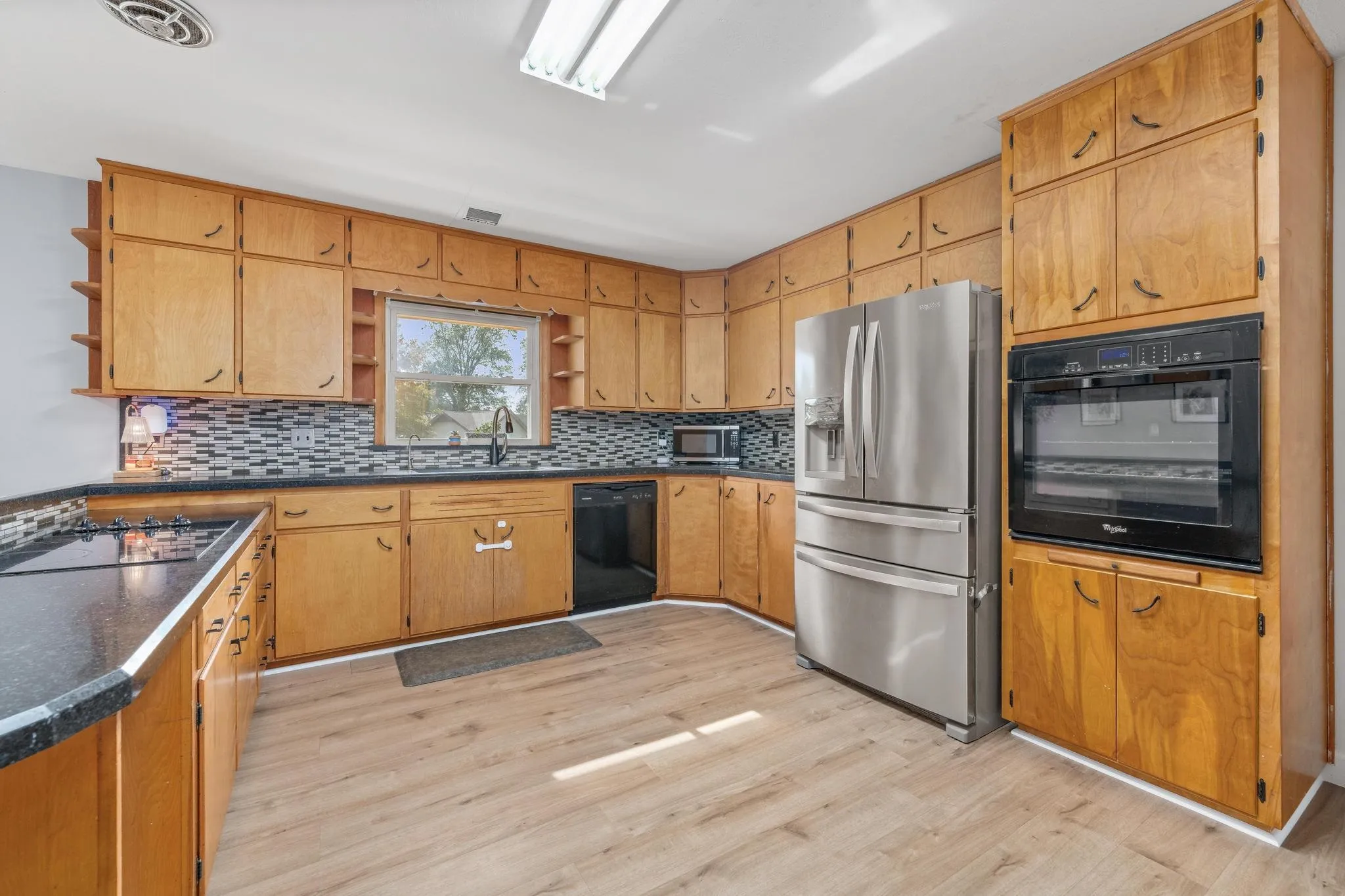 Wellington, Kansas 67152, United States, 3 Bedrooms Bedrooms, ,3 BathroomsBathrooms,Residential,Active,241941