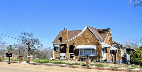 Homes For Sale - 740 N Walnut St<br/> Medicine Lodge, KS 67104