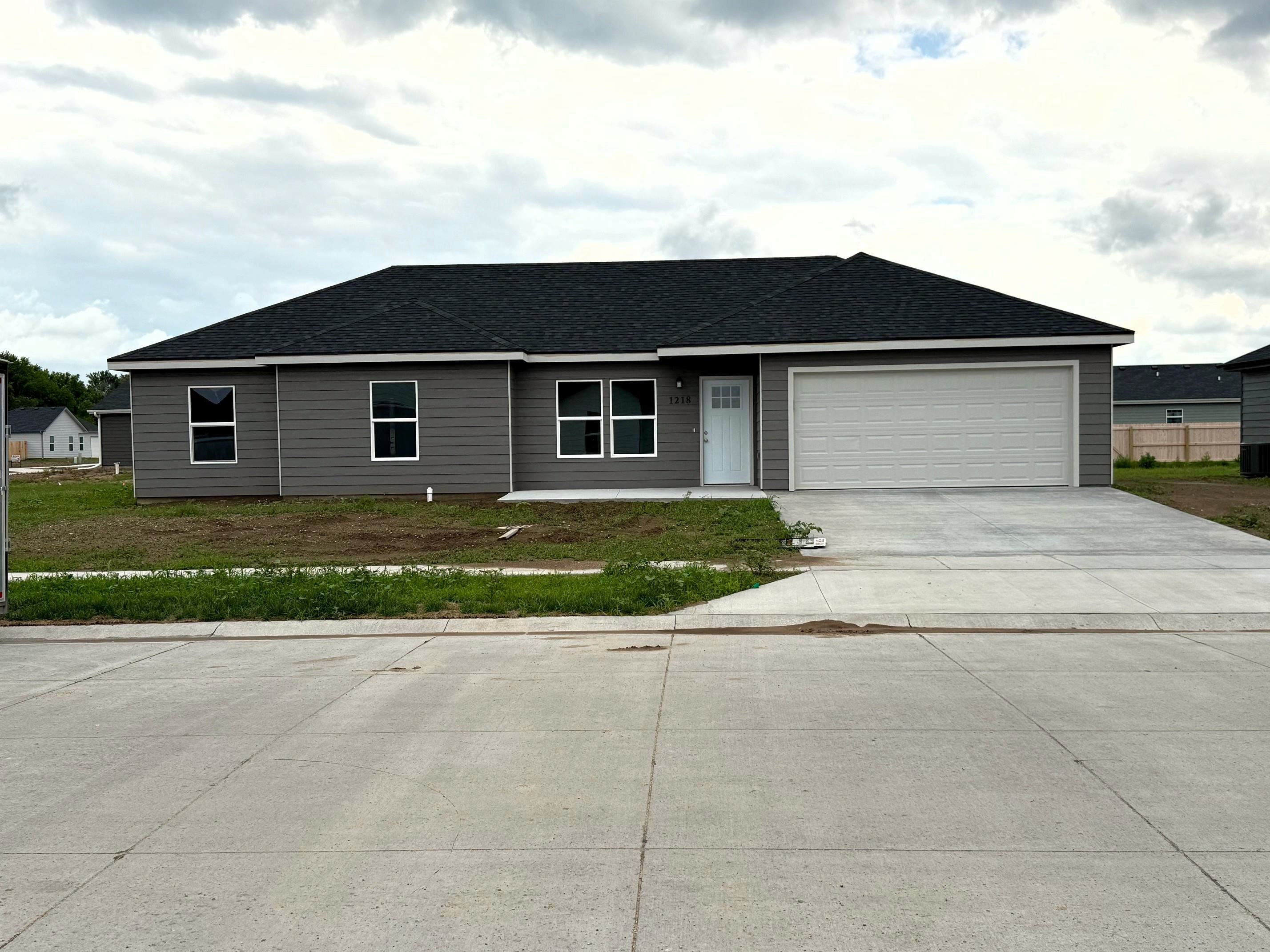 1218 Harbor Dr, Salina, Kansas image 1