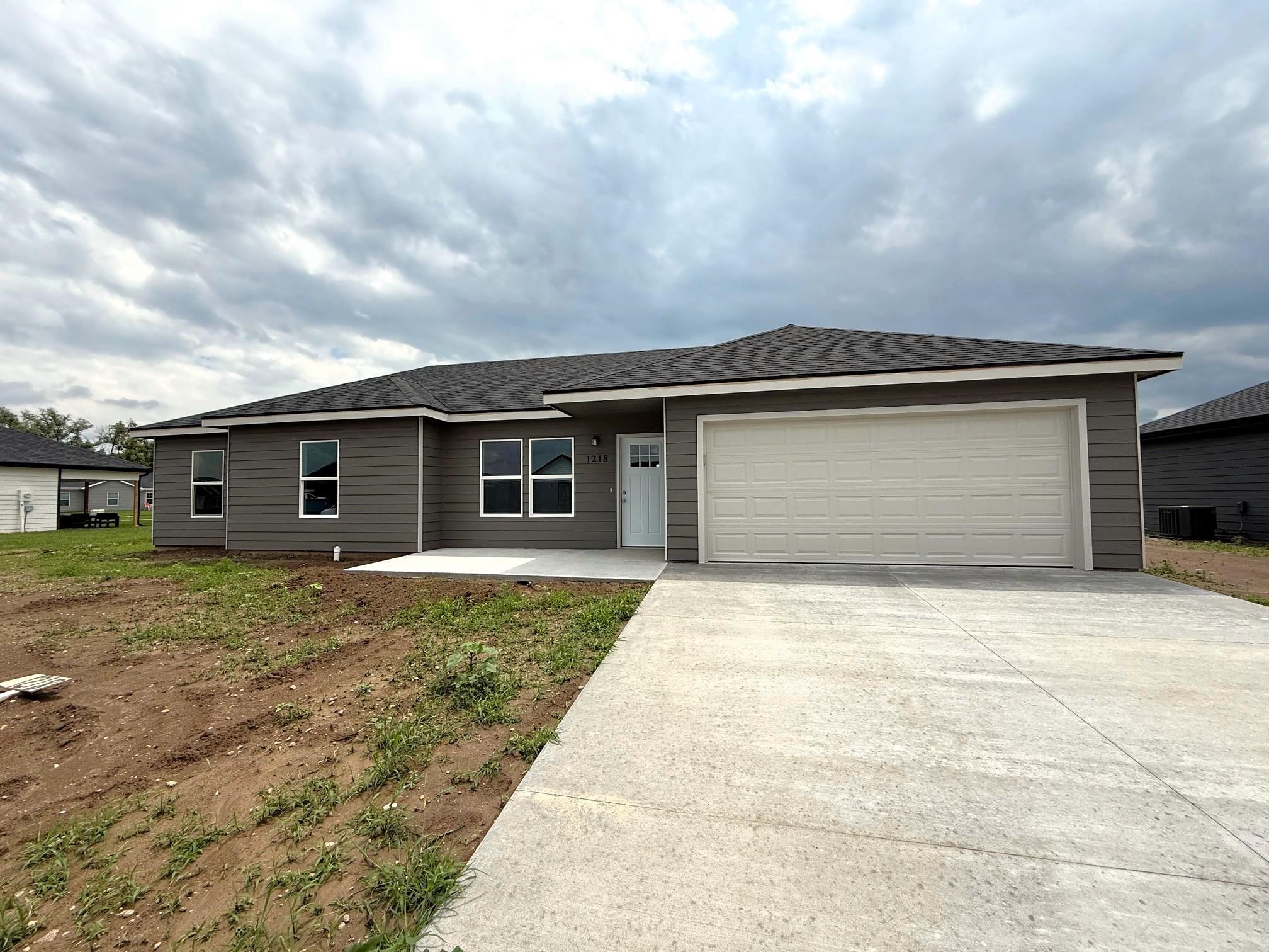 1218 Harbor Dr, Salina, Kansas image 2
