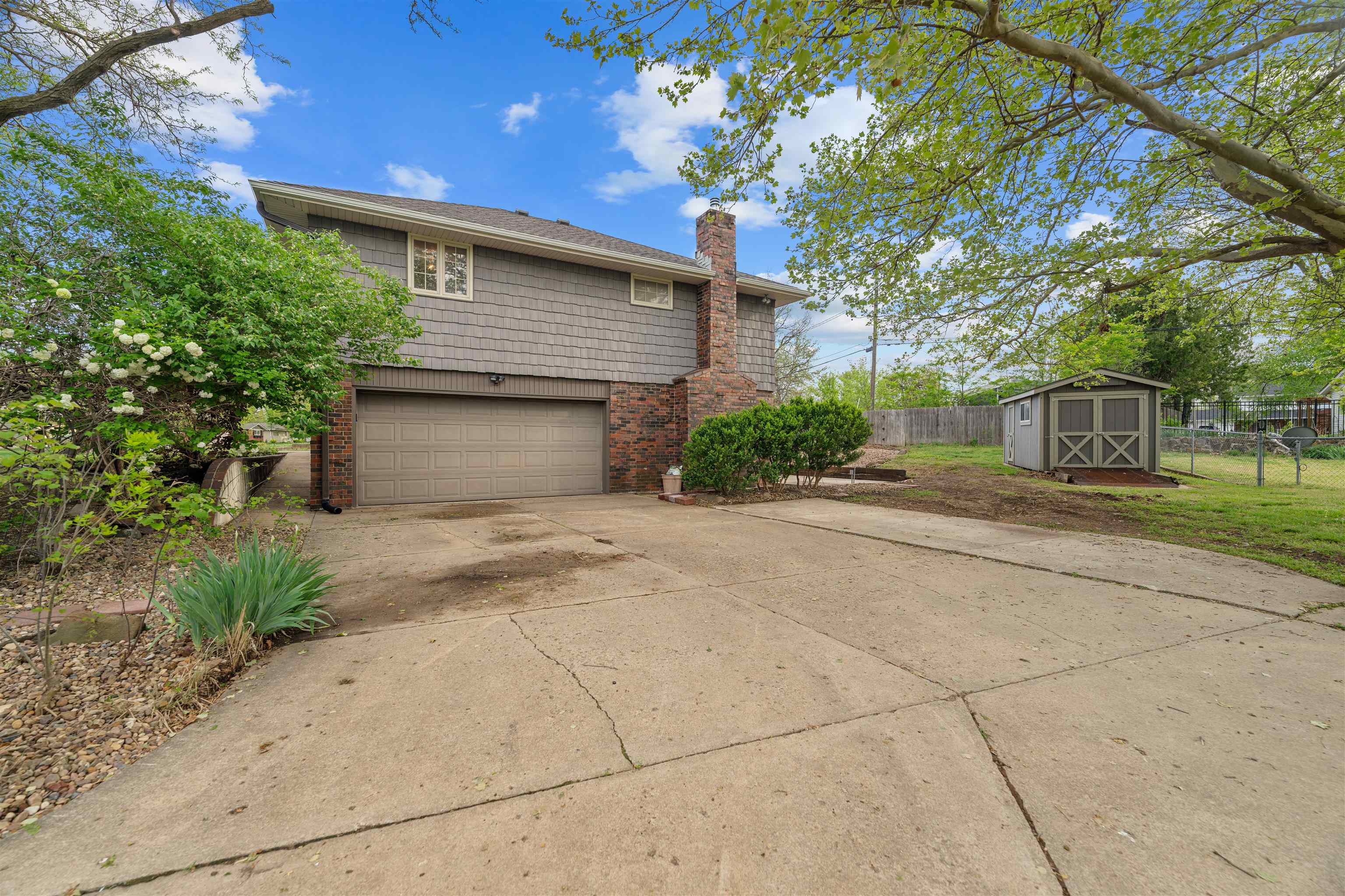 452 Camden Dr, Salina, Kansas image 2