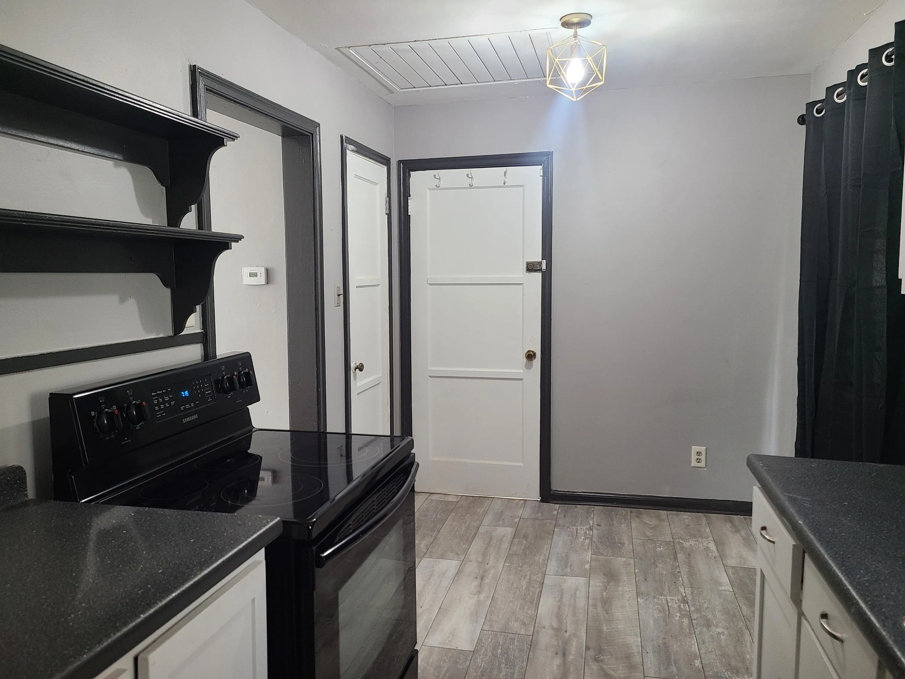 Wichita, Kansas 67208, United States, 2 Bedrooms Bedrooms, ,1 BathroomBathrooms,Residential,Pending,33364
